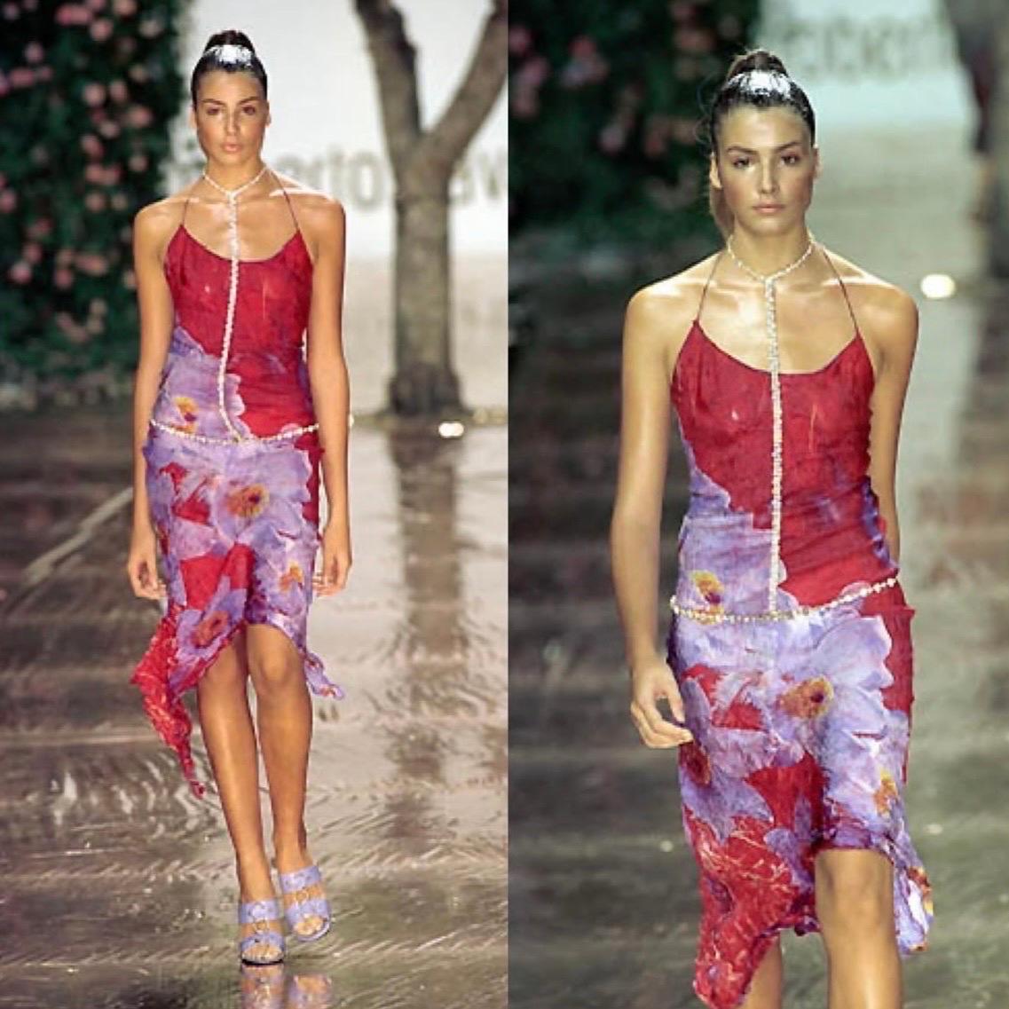 Gris Roberto Cavalli S/S 2000 - Robe à fleurs rouges et violettes en vente