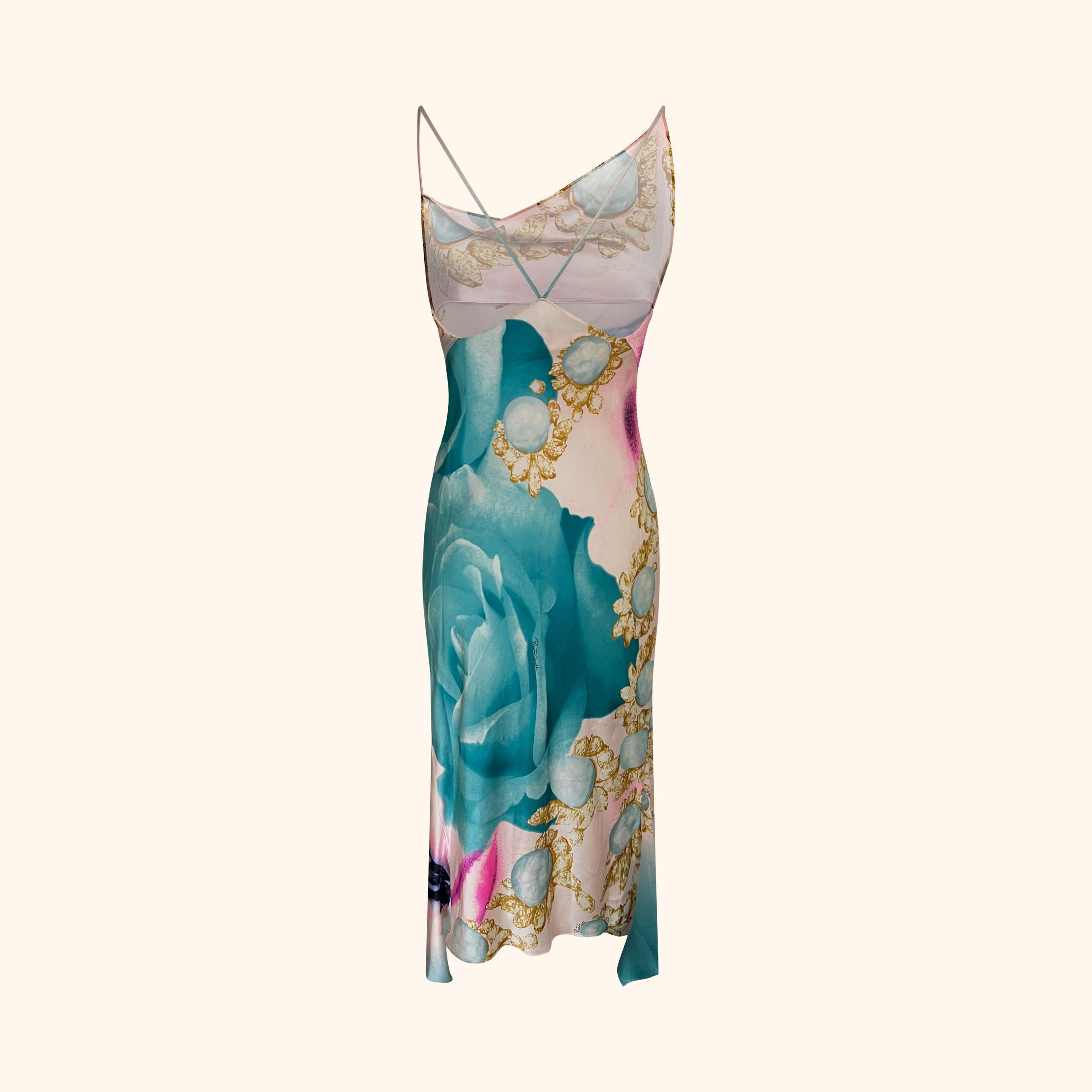 


Cette robe iconique de Cavalli présente l'imprimé vif de l'œil d'Elizabeth Taylor, encadré de roses turquoise, de perles et de détails baroques dorés. 
Le buste drapé s'écoule dans une silhouette ajustée, avec de fines bretelles spaghetti créant
