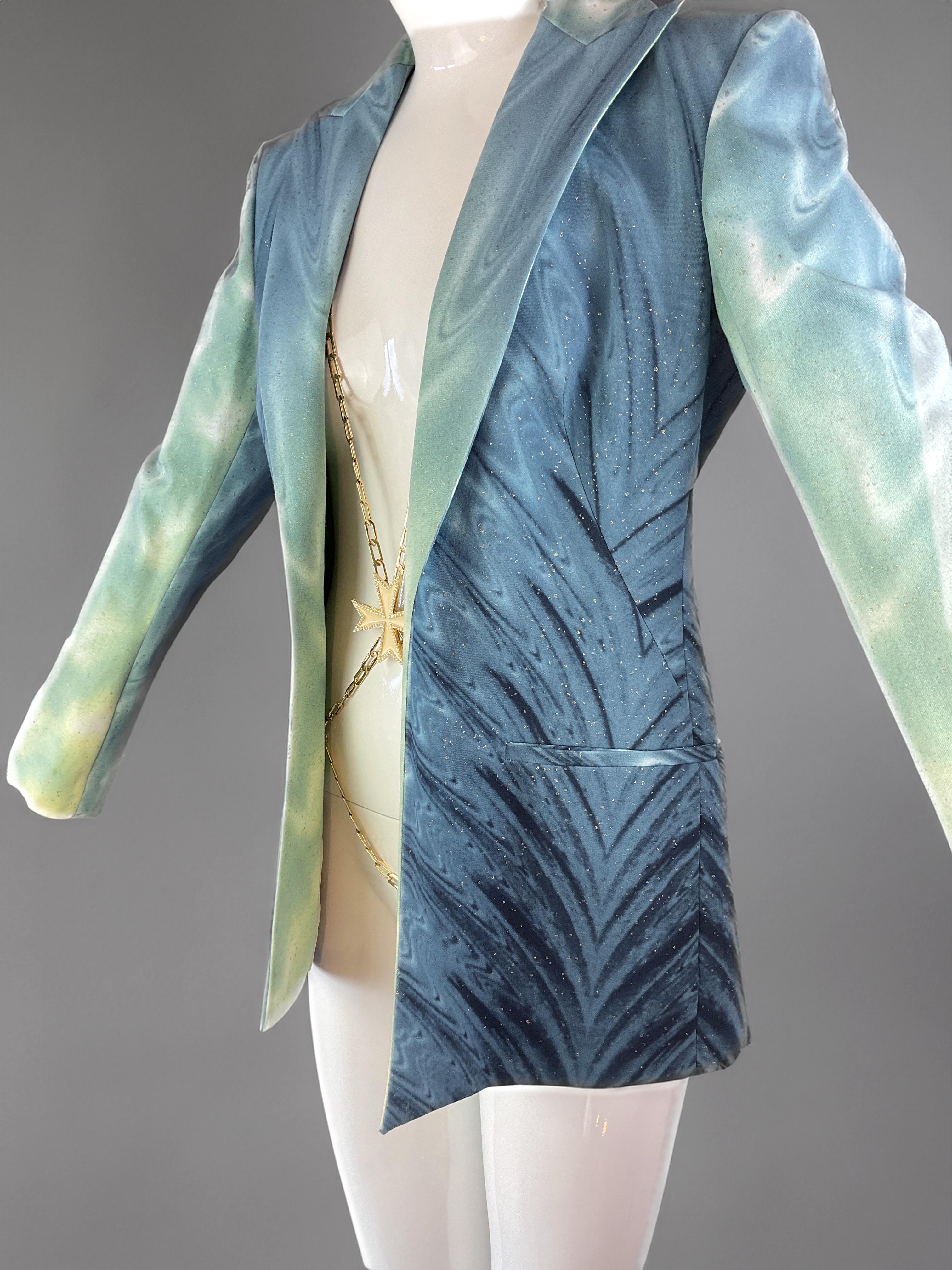 Cette veste rare et non portée de Roberto Cavalli, issue de la collection de défilés du printemps 2001, est un véritable trésor d'archives. 
Confectionné en cupro denim psychédélique turquoise et pailleté d'or, il présente une coupe ajustée, des