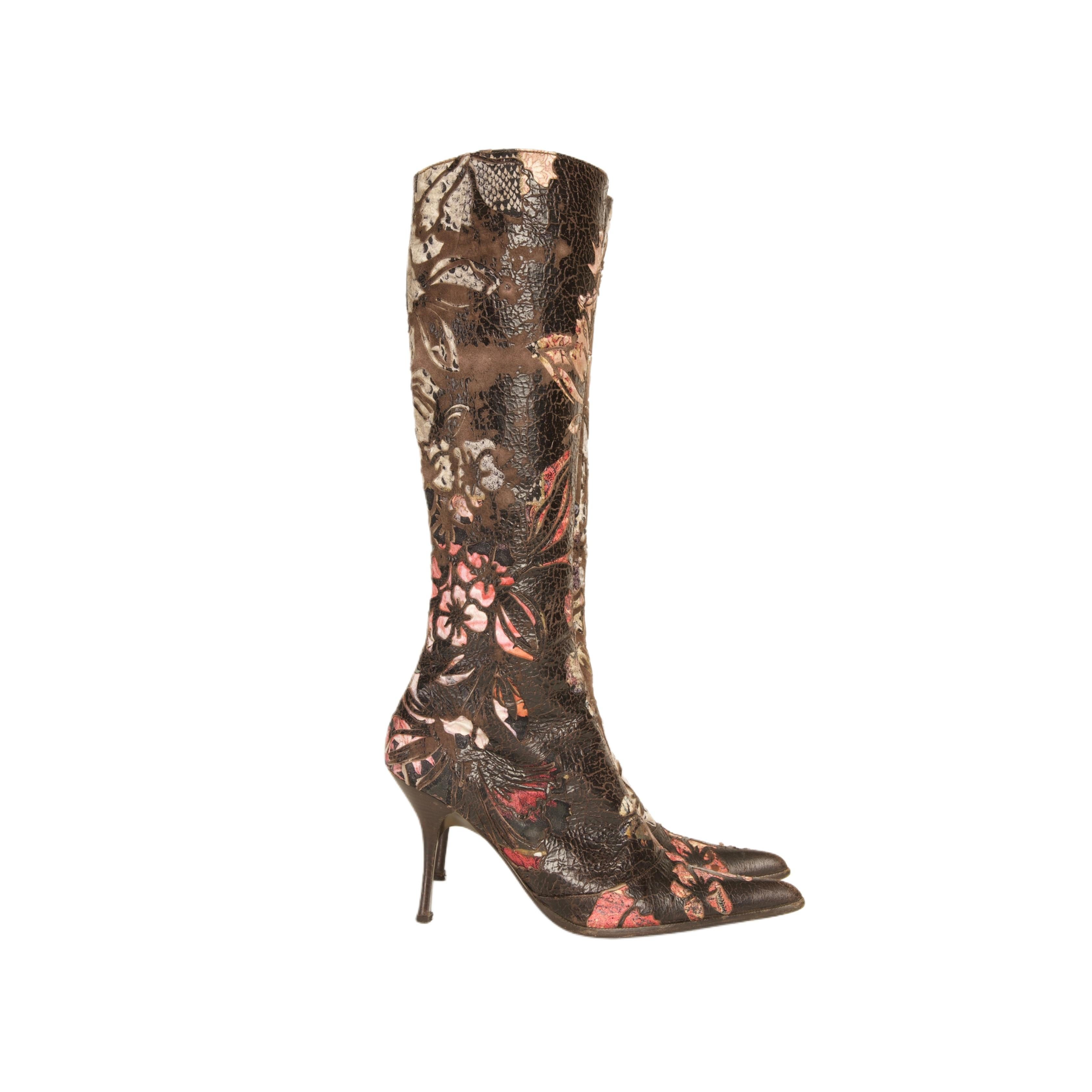 Roberto Cavalli S/S 2002 Botas de piel de ante con flores marrones Marrón en venta