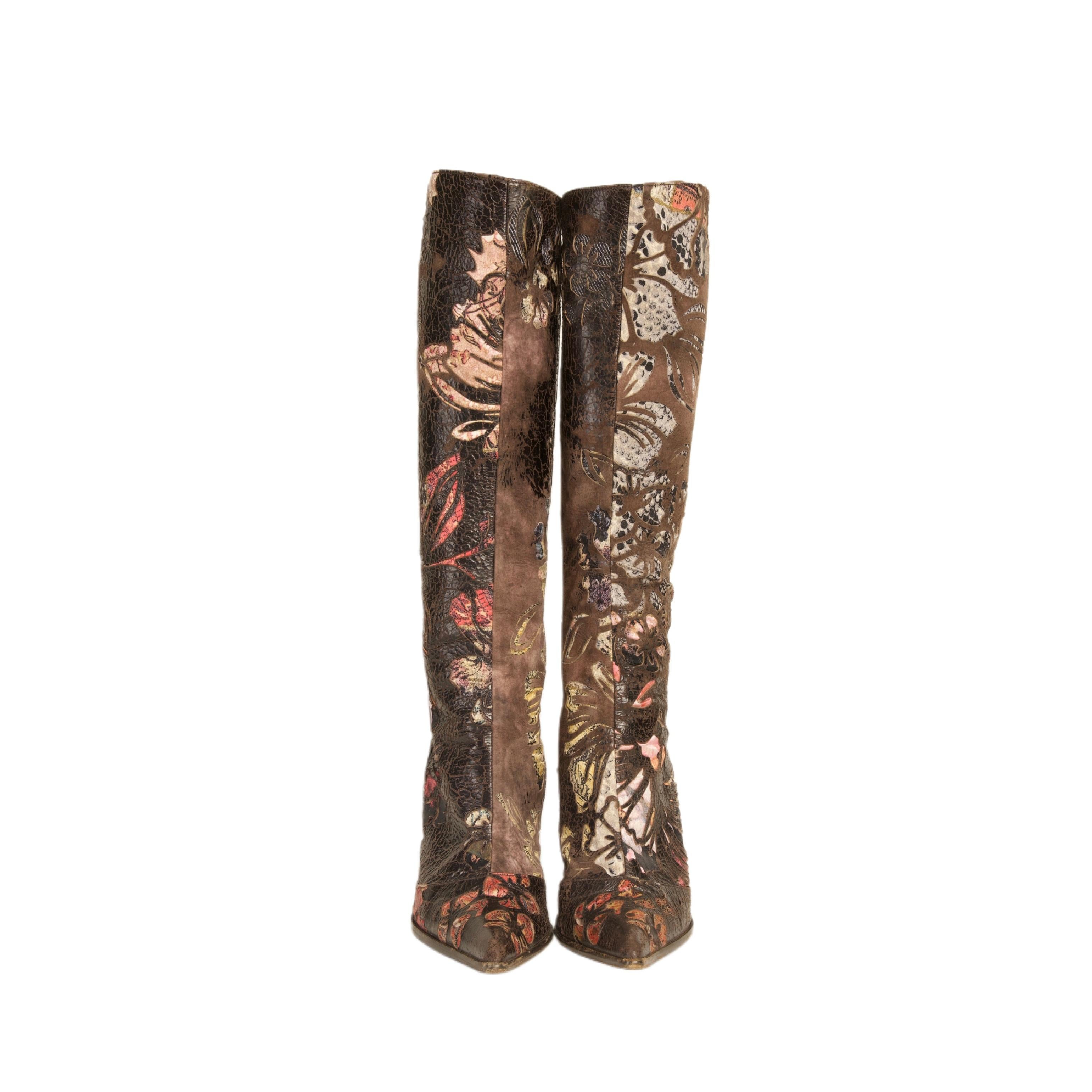 Roberto Cavalli S/S 2002 Botas de piel de ante con flores marrones en Bueno estado para la venta en Wembley, GB