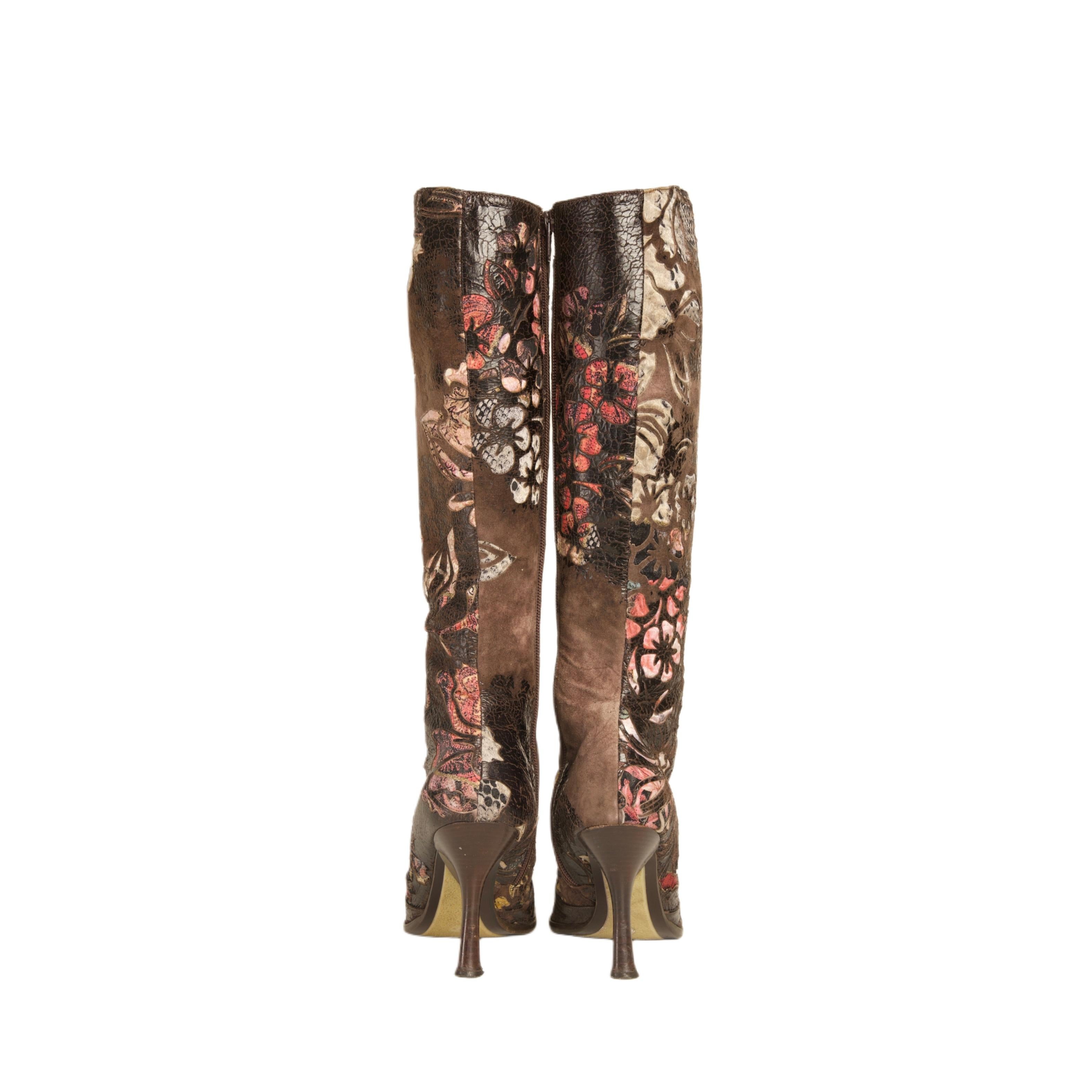 De las mujeres Roberto Cavalli S/S 2002 Botas de piel de ante con flores marrones en venta