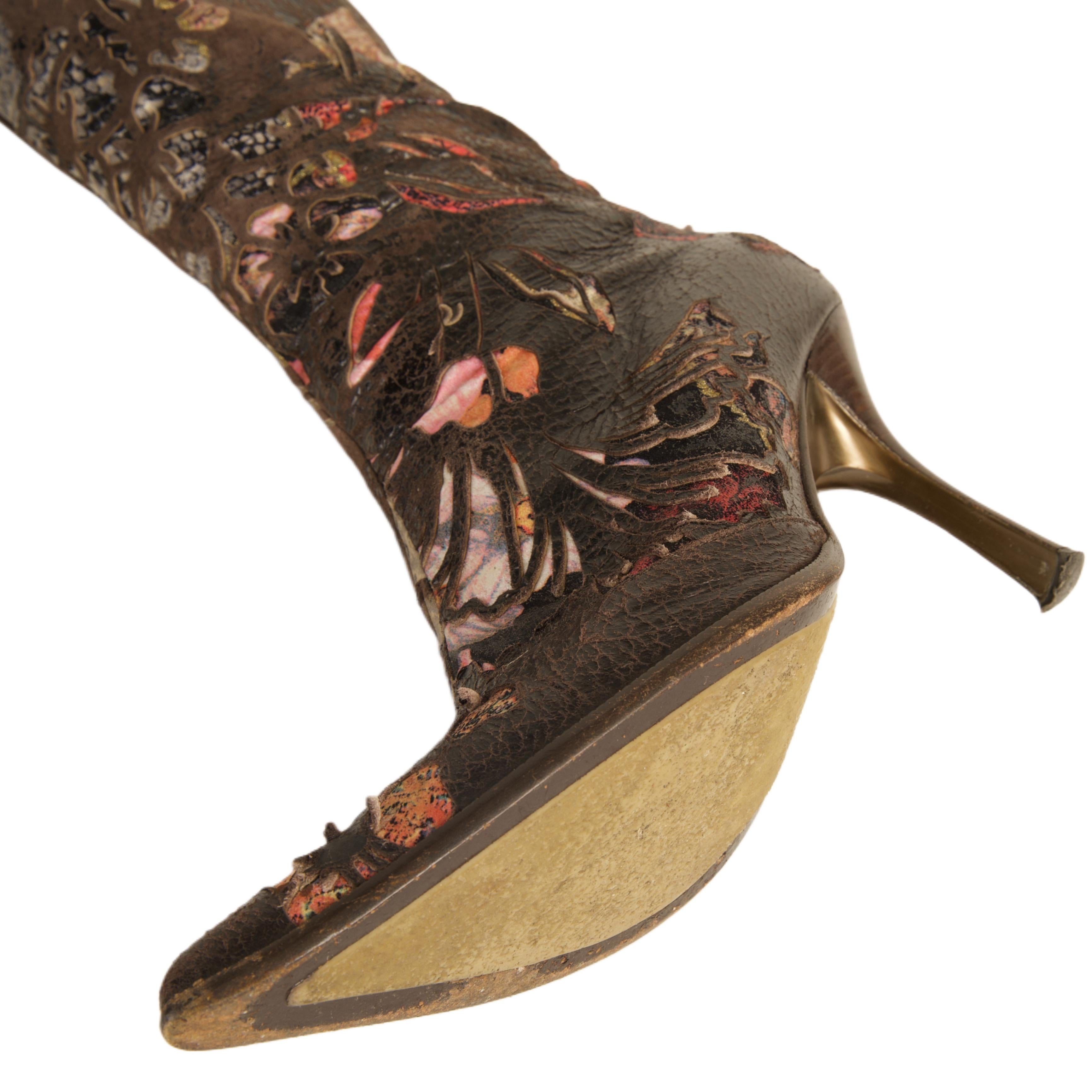Roberto Cavalli S/S 2002 Botas de piel de ante con flores marrones en venta 1