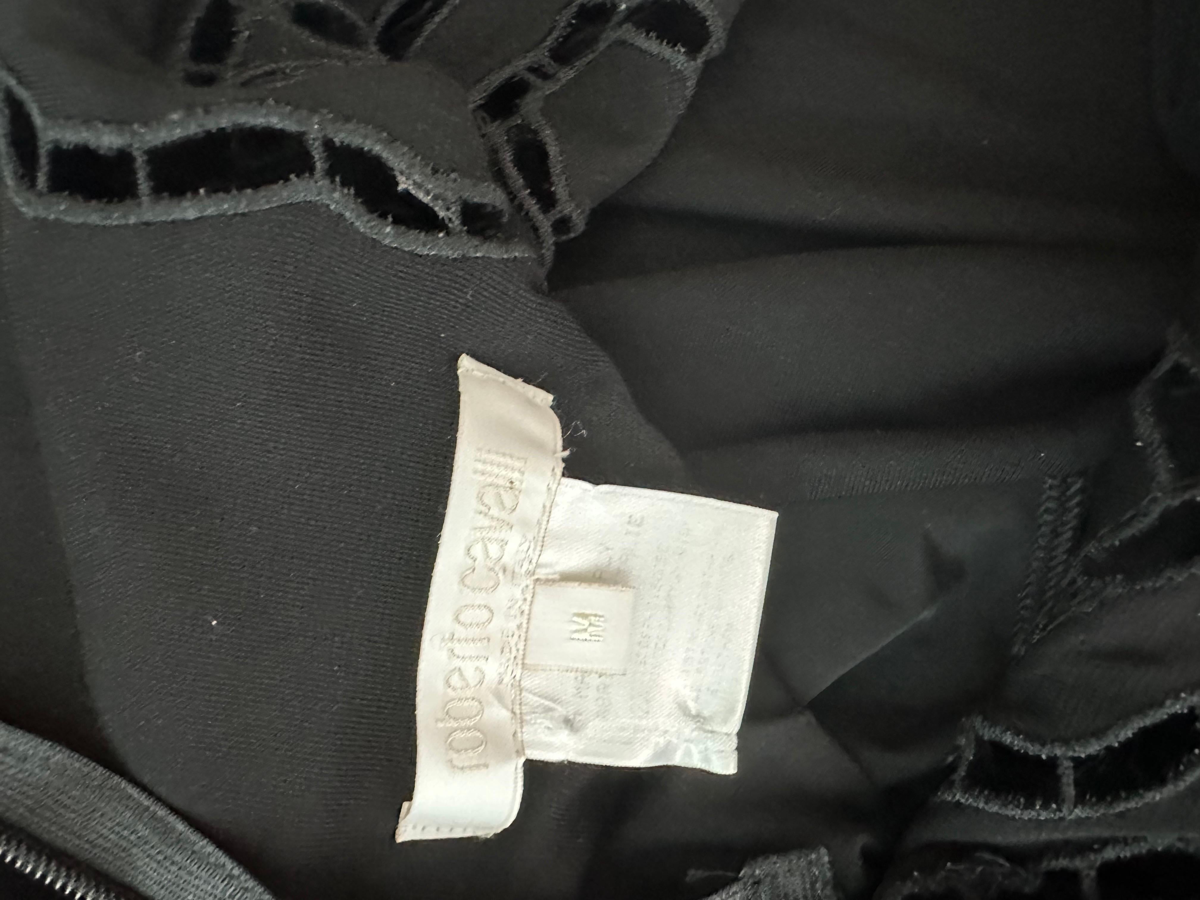 Roberto Cavalli - Passerella P/E 2002 - Mini Abito in Seta Nero con Scollo a Tuffo e Ritaglio in vendita 15