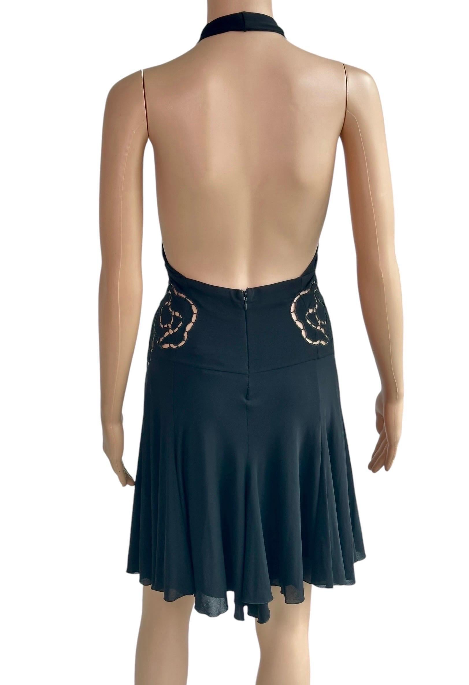 Roberto Cavalli S/S 2002 Runway Plunging Neckline Backless Cutout Silk Black Mini Dress Taglia M.

Look 52 della Collection'S di Roberto Cavalli per la primavera 2002.