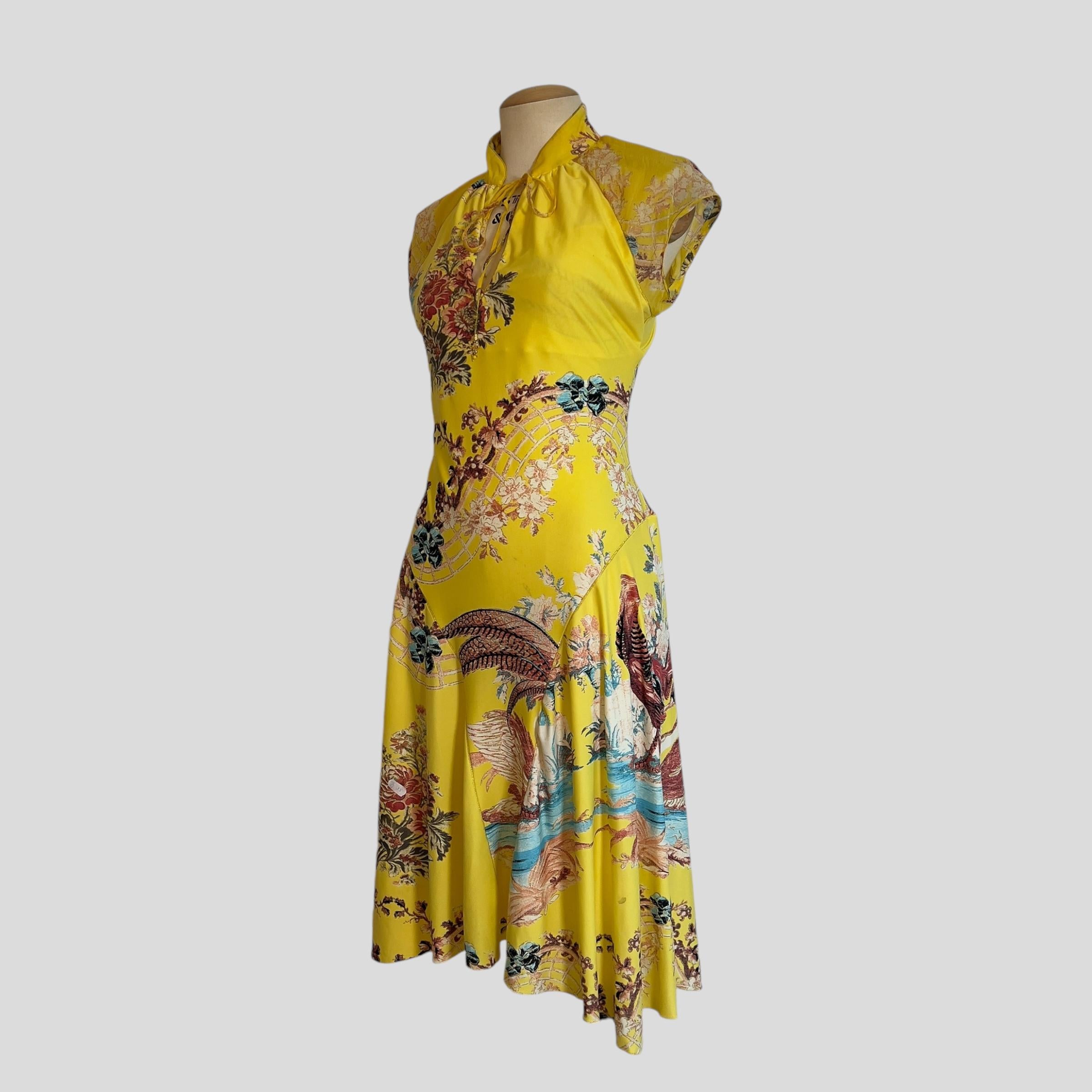 
Descripción de la prenda: Este impresionante vestido Roberto Cavalli de la colección Primavera/Verano 2003 se inspira en las siluetas tradicionales del cheongsam, mezclando la elegancia oriental con la estética atrevida y vibrante de Cavalli.