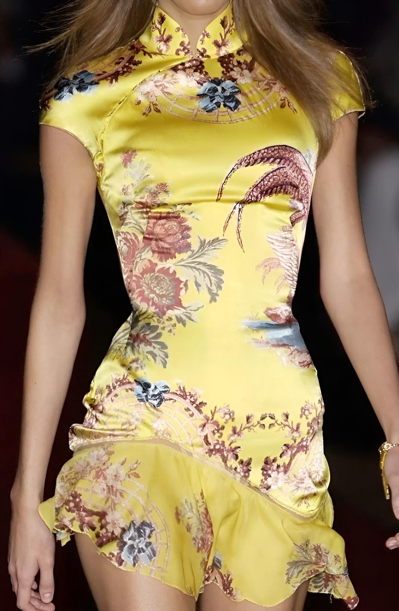 Mini robe en soie de style cheongsam de Roberto Cavalli, printemps/été 2003. Dotée d'un col mandarin, de manches CAP et d'un ourlet évasé, elle associe des motifs chinois traditionnels au collage d'imprimés léopard et floraux caractéristique de