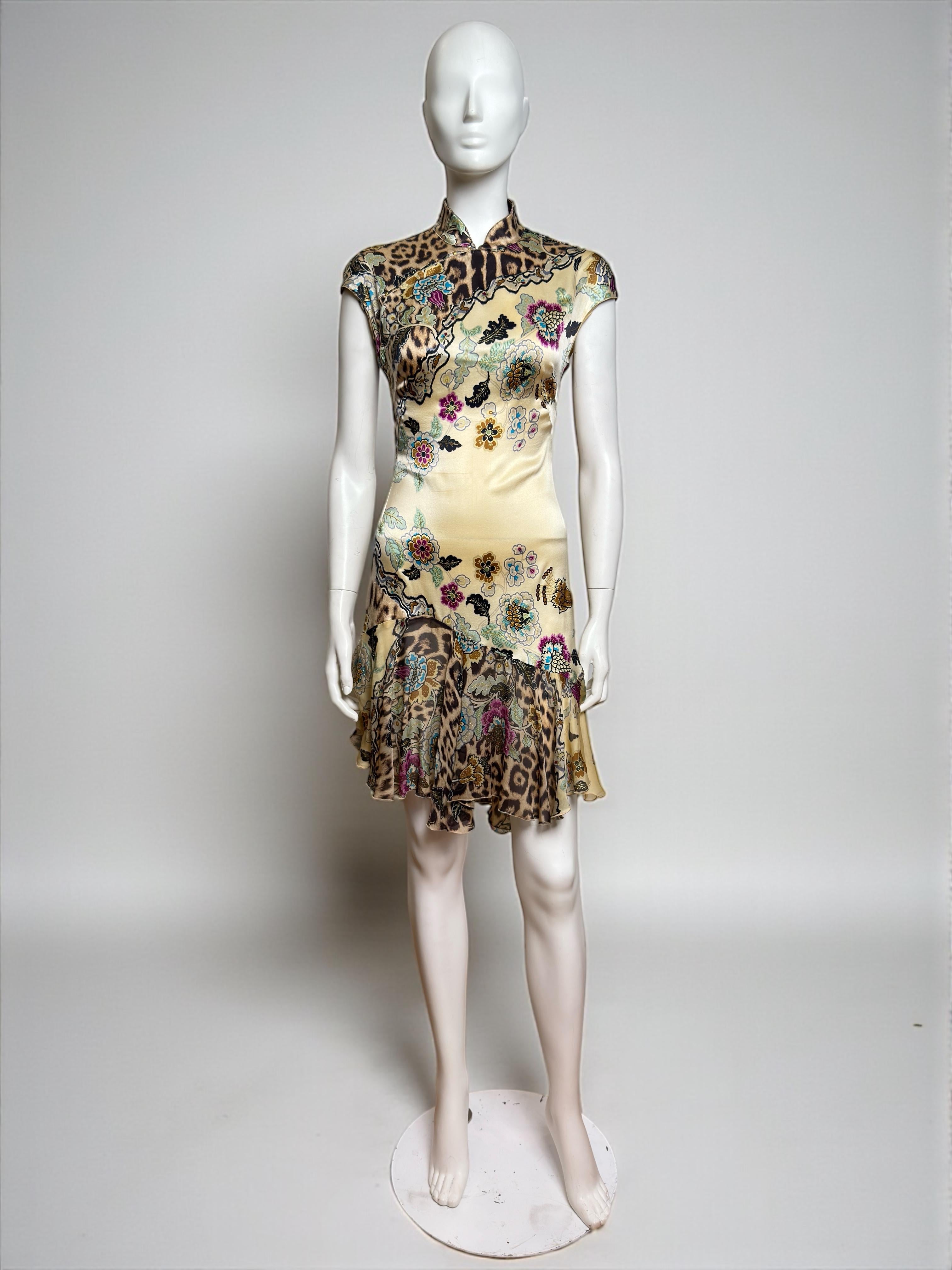 Roberto Cavalli S/S 2003 Cheongsam Chinoiserie Jaune Mini robe en soie Excellent état - En vente à Paris, FR