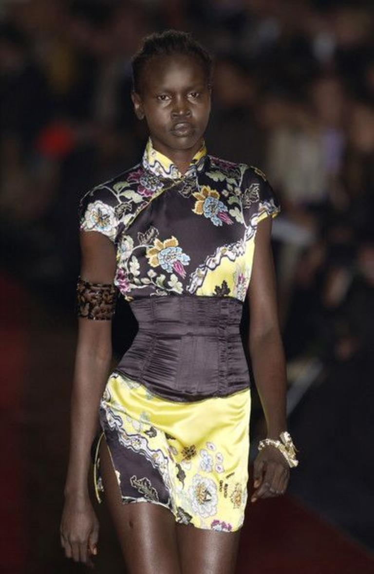 Roberto Cavalli S/S 2003 pants
Yellow chinoiserie print on black/leopard background
Gold glitter details
Button and zipper closure
Cotton blend

Marked size XS

Measurements:
waist 68 cm - 27 in
hips 84 cm - 33 in
length 110 cm - 43 in
rise 25 cm -