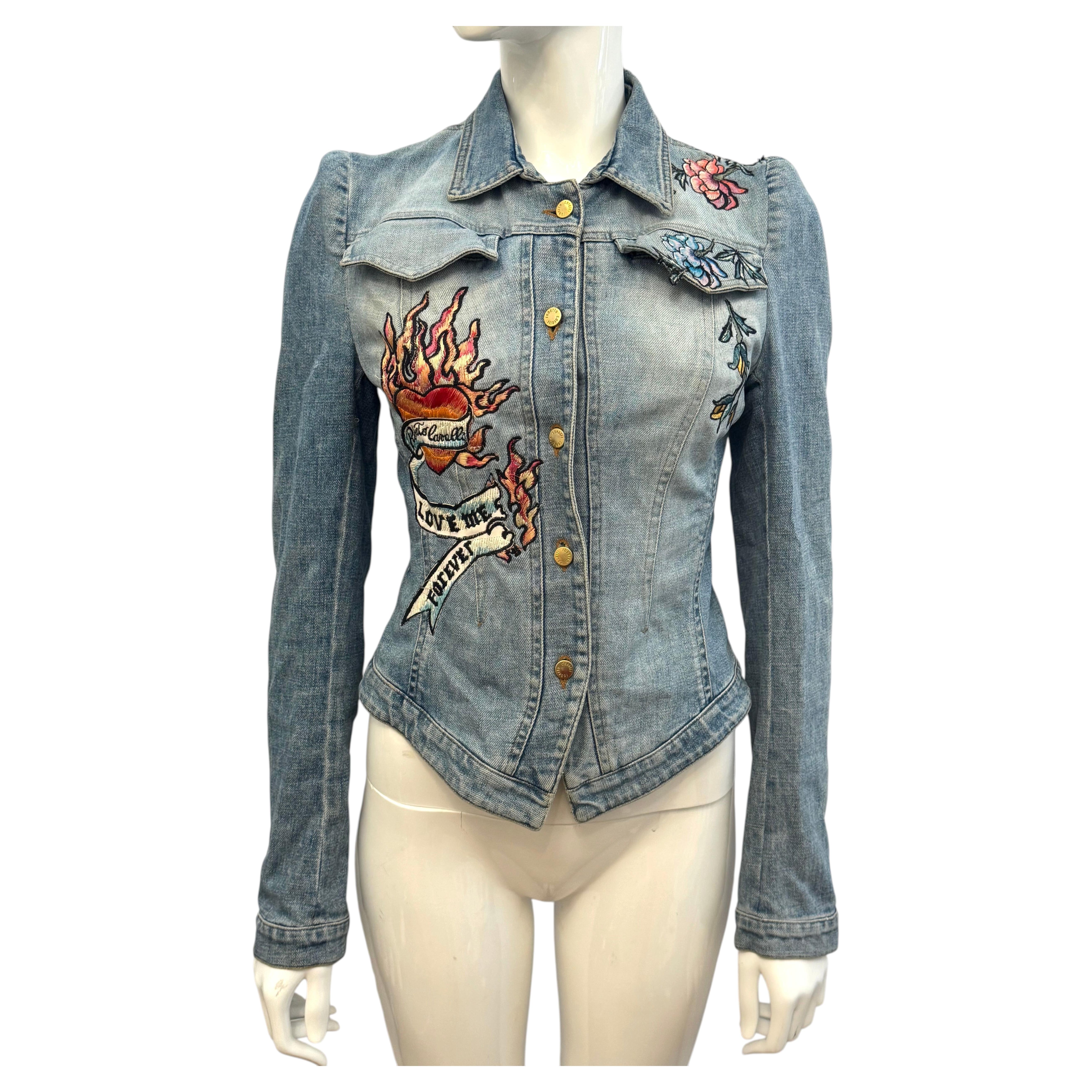 Chaqueta vaquera de Roberto Cavalli, temporada primavera-verano 2003, con tatuajes y bordados florales