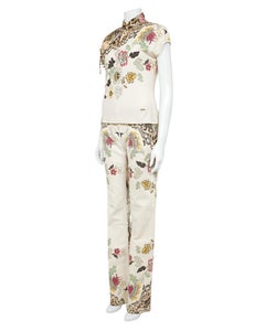 Set Roberto Cavalli Primavera/Estate 2003 composto da top bianco a fiori in stile chinoiserie e jeans