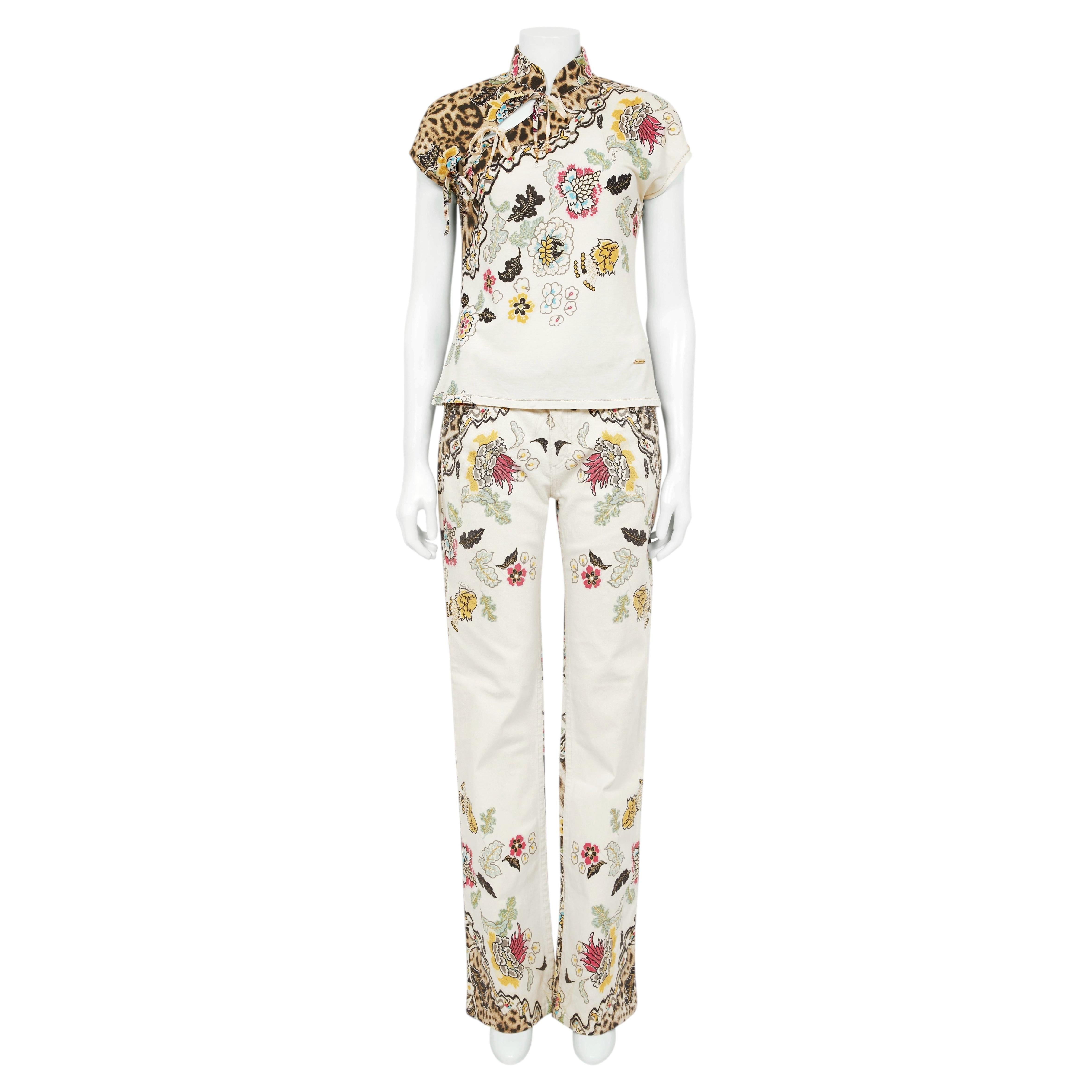 Conjunto de Roberto Cavalli, primavera-verano 2003: top blanco con estampado floral de estilo chinoiserie y vaqueros