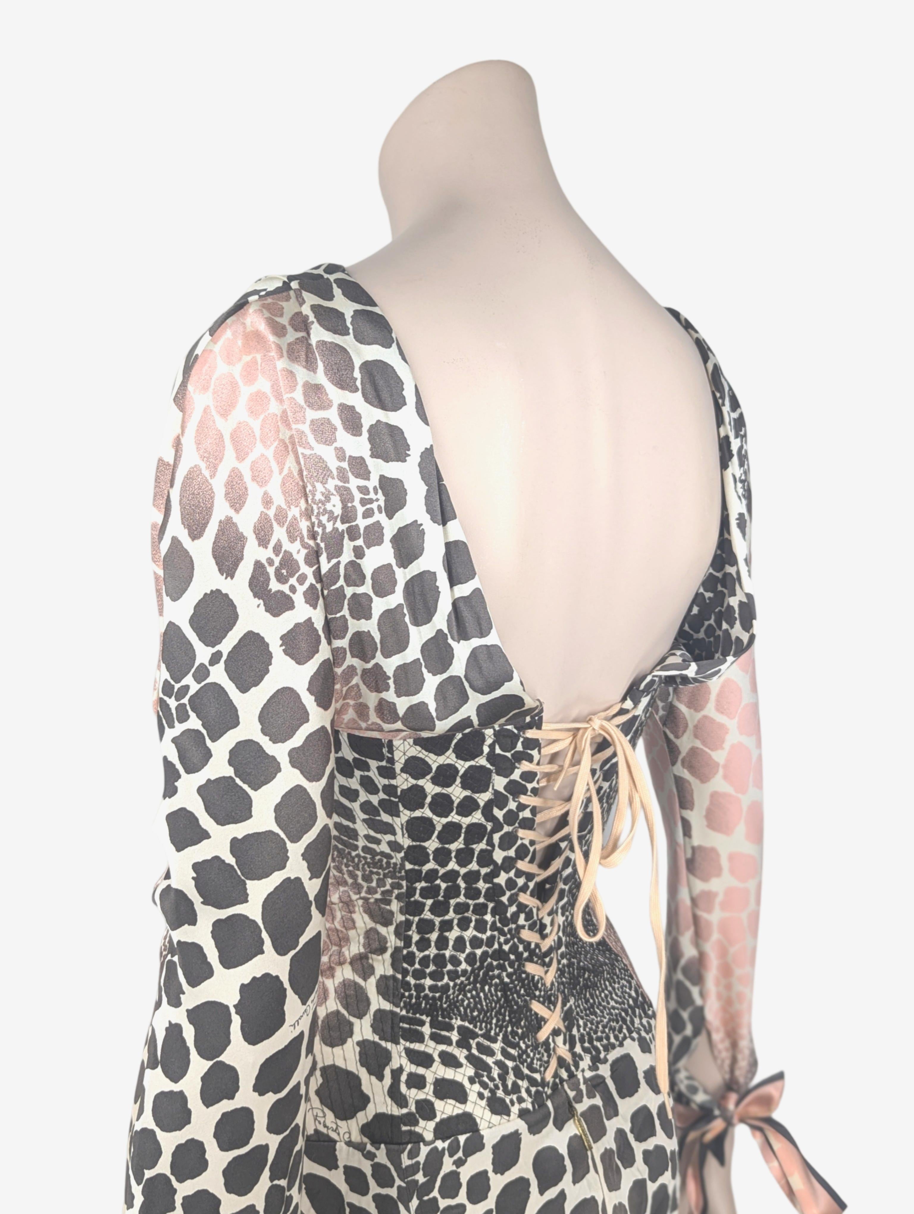 Roberto Cavalli Cheetah Print Silk Bustier Dress

Bustier Dress made with silk, no transparency.

From the S/S2004 Collection as seen on Pamela Anderson.

Fits XS, S, small M

Flat Measurements :

Breast : 40 cm
Waist : 36 cm
Hips : 42 cm
Total