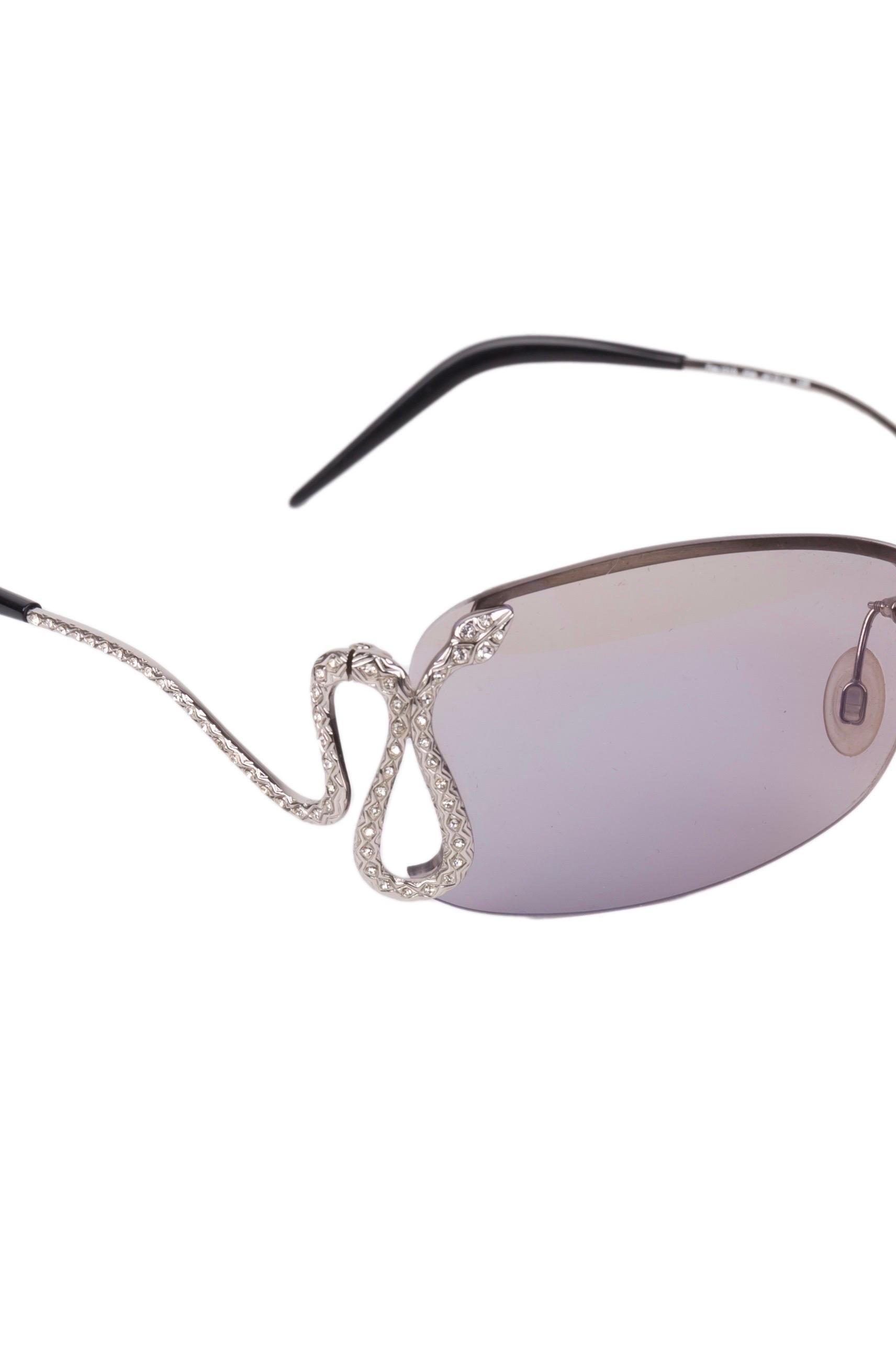  -Rimless mirror sunglasses
- Iridiscent grey/pink lenses
- Silver metal snake temples
- Comes with original case
