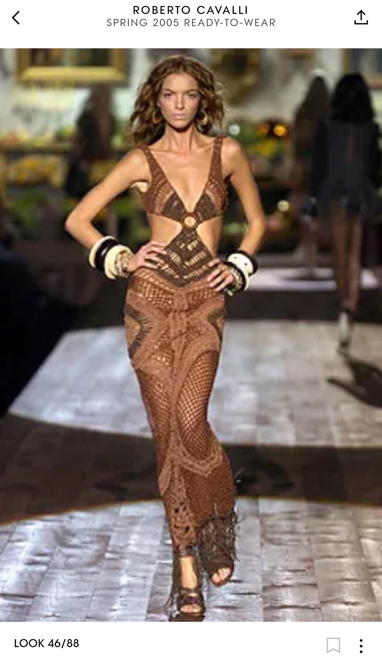 Roberto Cavalli S/S 2005 Laufsteg Durchsichtiger Ausschnitt Leder Makramee Häkel-Strick-Kleid im Angebot 10