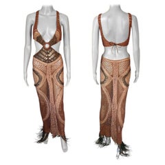 Roberto Cavalli S/S 2005 Laufsteg Durchsichtiger Ausschnitt Leder Makramee Häkel-Strick-Kleid Roberto Cavalli S/S 2005 Laufsteg Durchsichtiger Ausschnitt Leder Makramee Häkel-Strick-Kleid