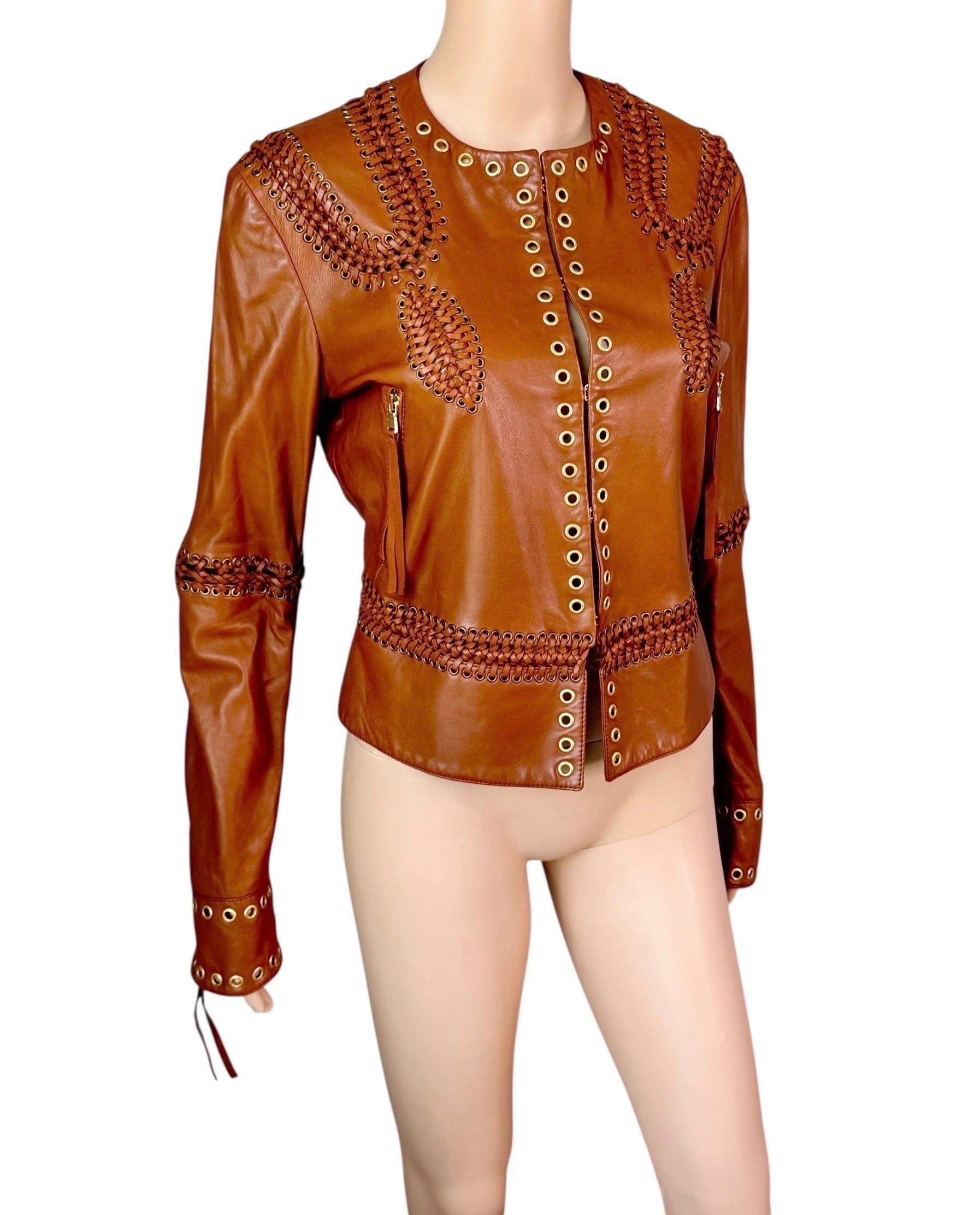 Roberto Cavalli - Giacca in pelle marrone intrecciata e borchiata - P/E 2005

Taglia: IT 44

Condizioni: Eccellente

