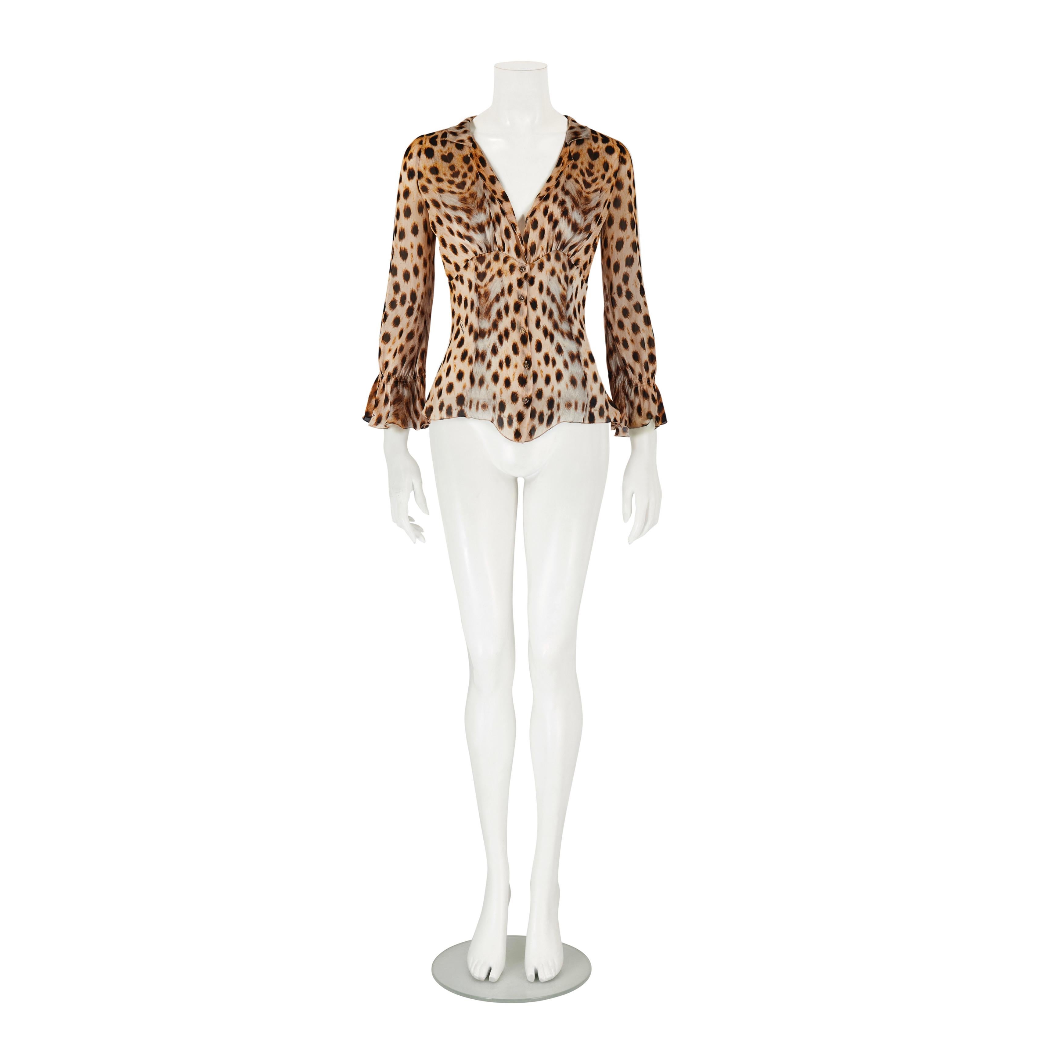 Interdite Vintage présente un Top de blouse en soie imprimé guépard marron de Roberto Cavalli S/S 2007

• Roberto Cavalli

• De la collection Printemps / Été 2007

• Luxueuse blouse en soie imprimée guépard, reprenant l'imprimé animalier