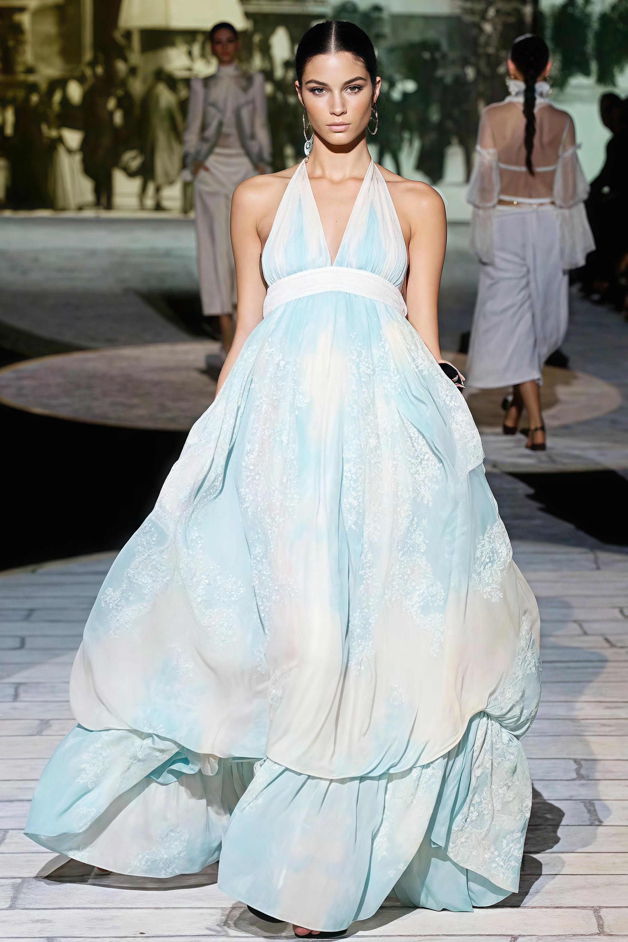 Questo abito di Roberto Cavalli incarna una bellezza eterea con le sue morbide tonalità pastello e gli intricati dettagli in pizzo. Il design con collo a farfalla completa la silhouette fluida, creando un look grazioso e seducente. Perfetto per le