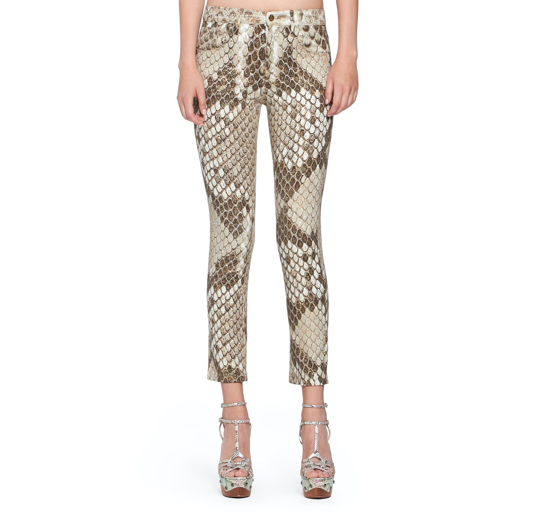 Diese Roberto Cavalli Serpiente Skinny-Jeans hat einen Schlangenhaut-Print mit goldenen Details, eine Skinny-Flare-Silhouette, fünf Knöpfe sowie einen Knopf- und Reißverschluss. Brandneu mit Etiketten. Hergestellt in Italien.

Größe: 40
