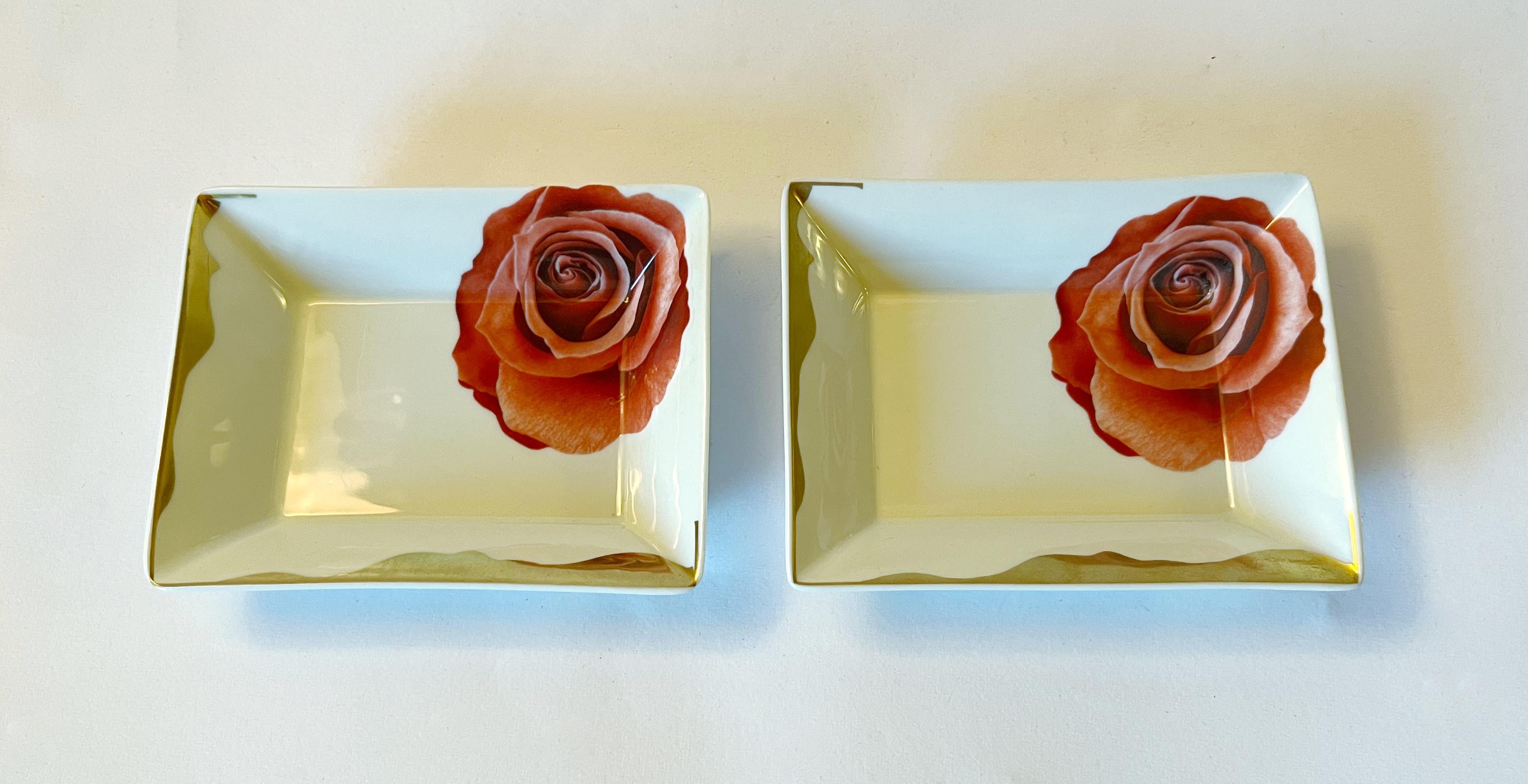 Roberto Cavalli Casa Dark Lady Serie Satz von 2 Porzellantabletts mit Rose verziert / Made in Limoges Frankreich
Originalmarke auf der Unterseite
Länge 4,7 Zoll, Breite 3,5 Zoll, Höhe 1 Zoll
Ein Satz ist in Italien auf Lager
Bestellnummer: FABIOLTD
