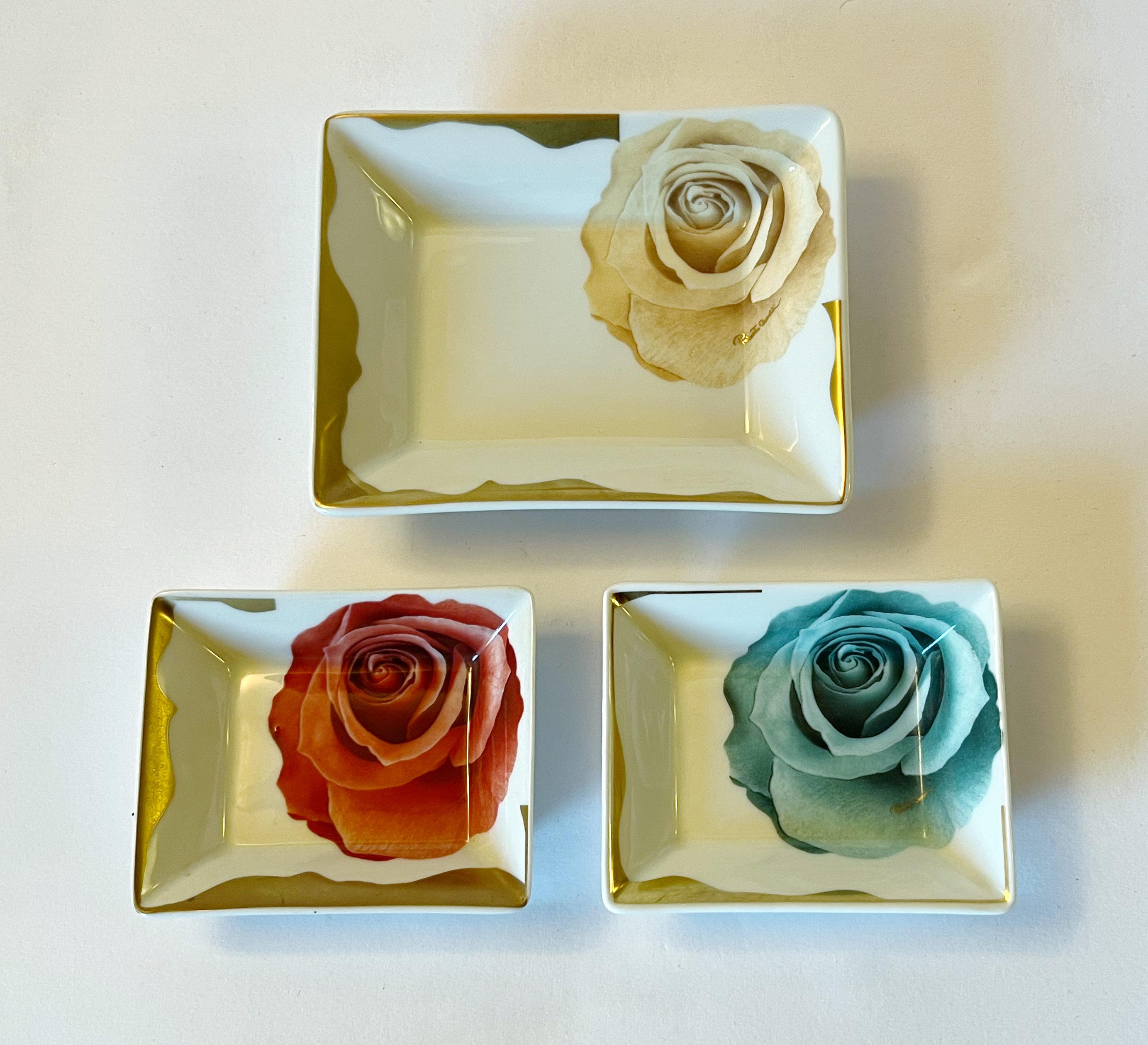 Roberto Cavalli Casa Dark Lady serie juego de 3 bandejas de porcelana decoradas con rosa / Fabricado en Limoges Francia
Marca original en la parte inferior
Bandeja grande: longitud 4,7 pulgadas, anchura 3,5 pulgadas, altura 1 pulgada
2 bandejas