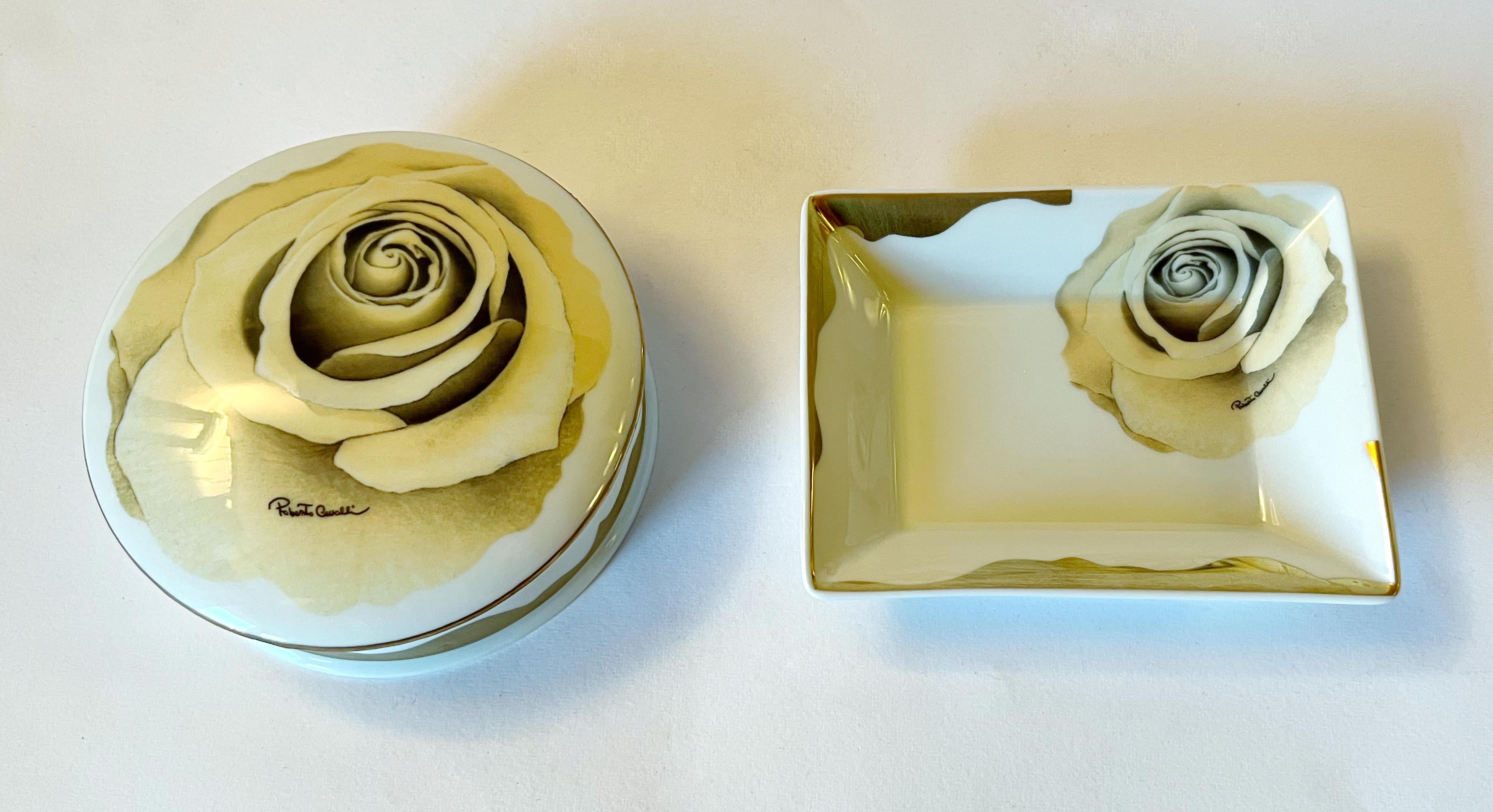 Roberto Cavalli Casa Dark Lady serie conjunto de caja redonda de porcelana y bandeja decorada con rosa / Fabricado en Limoges Francia
Marca original en la parte inferior
caja: diámetro 4,5 pulgadas, altura 2 pulgadas
bandeja: longitud 4,7 pulgadas,