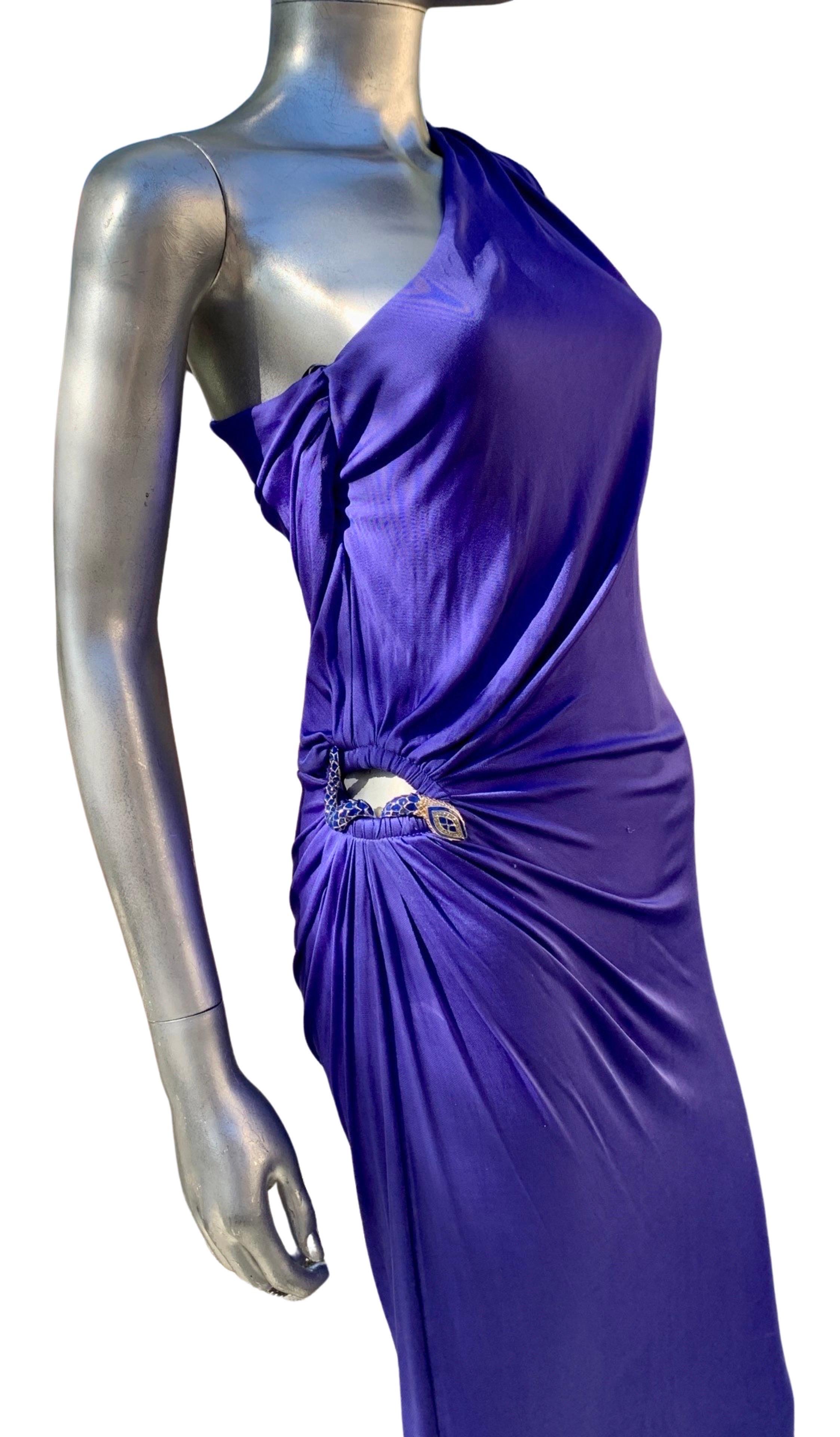 Wir sind absolut besessen von diesem Kleid. Von einer unserer schicken New Yorker Fashionista-Kundinnen wurde dieses blaue Jersey-Kleid mit einer Schulter einmal getragen. Es hat alles. Ein wunderschönes Kleid mit einer Schulter, das perfekt