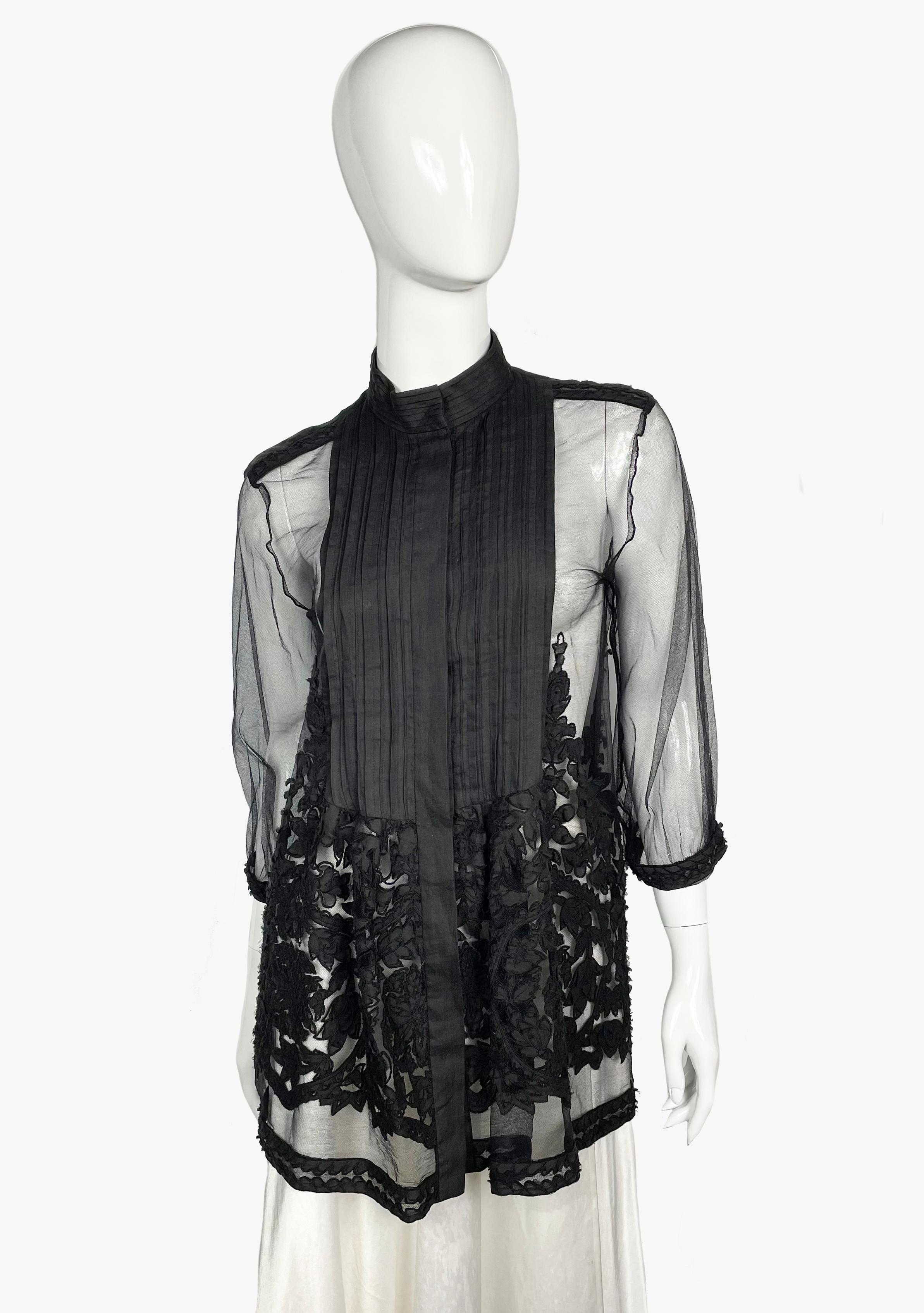 Beautiful sheer blouse by Roberto Cavalli, embellished with floral appliqué
Fastens with buttons, 3/4 sleeves
There are no tags with the composition, it feels like tulle
Period: 2000s
Size - IT40
Total length - 72 cm / 28,3''
Sleeve - 46 cm /