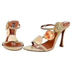 Sandali con tacco alto e cinturini di Roberto Cavalli, decorati con conchiglie, modello slip-on, taglia 39