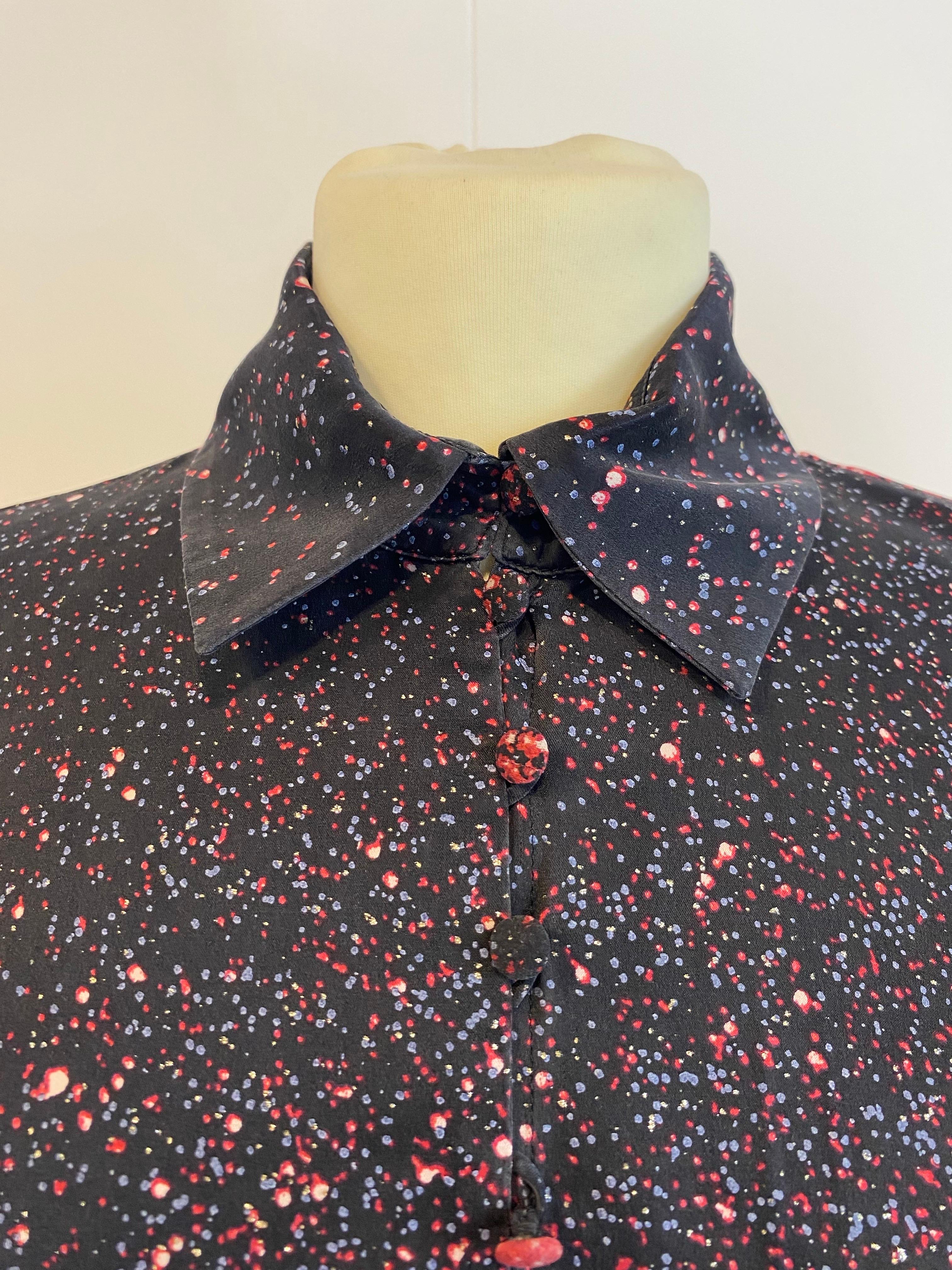 Camicia e gonna di Roberto Cavalli con galassia di motivi.
Taglia S.
96% seta, 4% elastan.
Misure della camicia:
Lunghezza 58 cm.
Spalle 44 cm.
Misure della gonna:
Vita 32cm, è molto elastica.
Lunghezza 83 cm.
Ottime condizioni generali, ha un