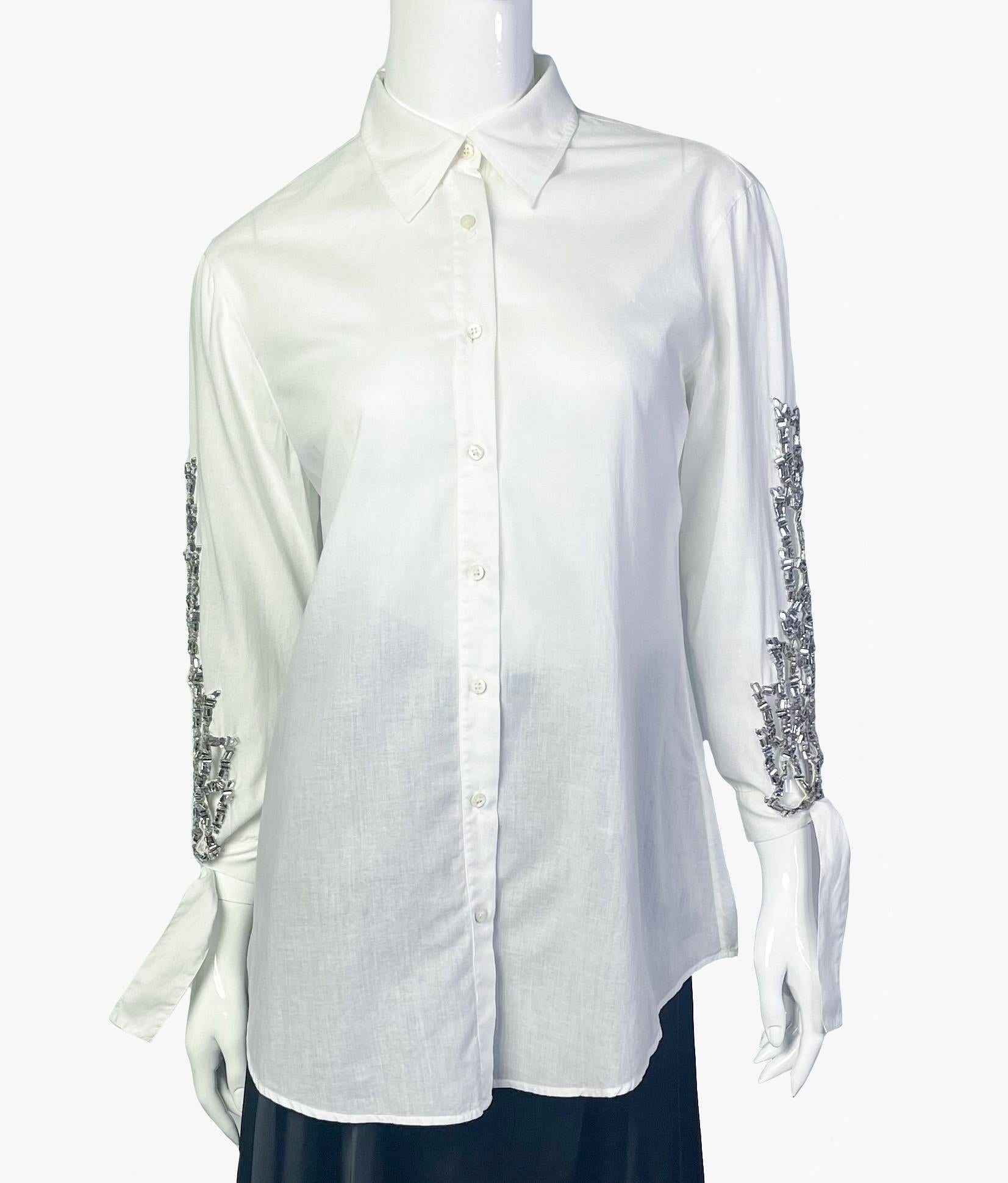 Roberto Cavalli button-up top with rhinestone appliqué on sleeves. 

Period – 2004

Size – XS-S

Length – 67,5 cm

Sleeve -50 cm

From armpit to armpit – 48 cm

Waist – 84 cm

Fabric – 100% cotton

Condition – very good

........Additional