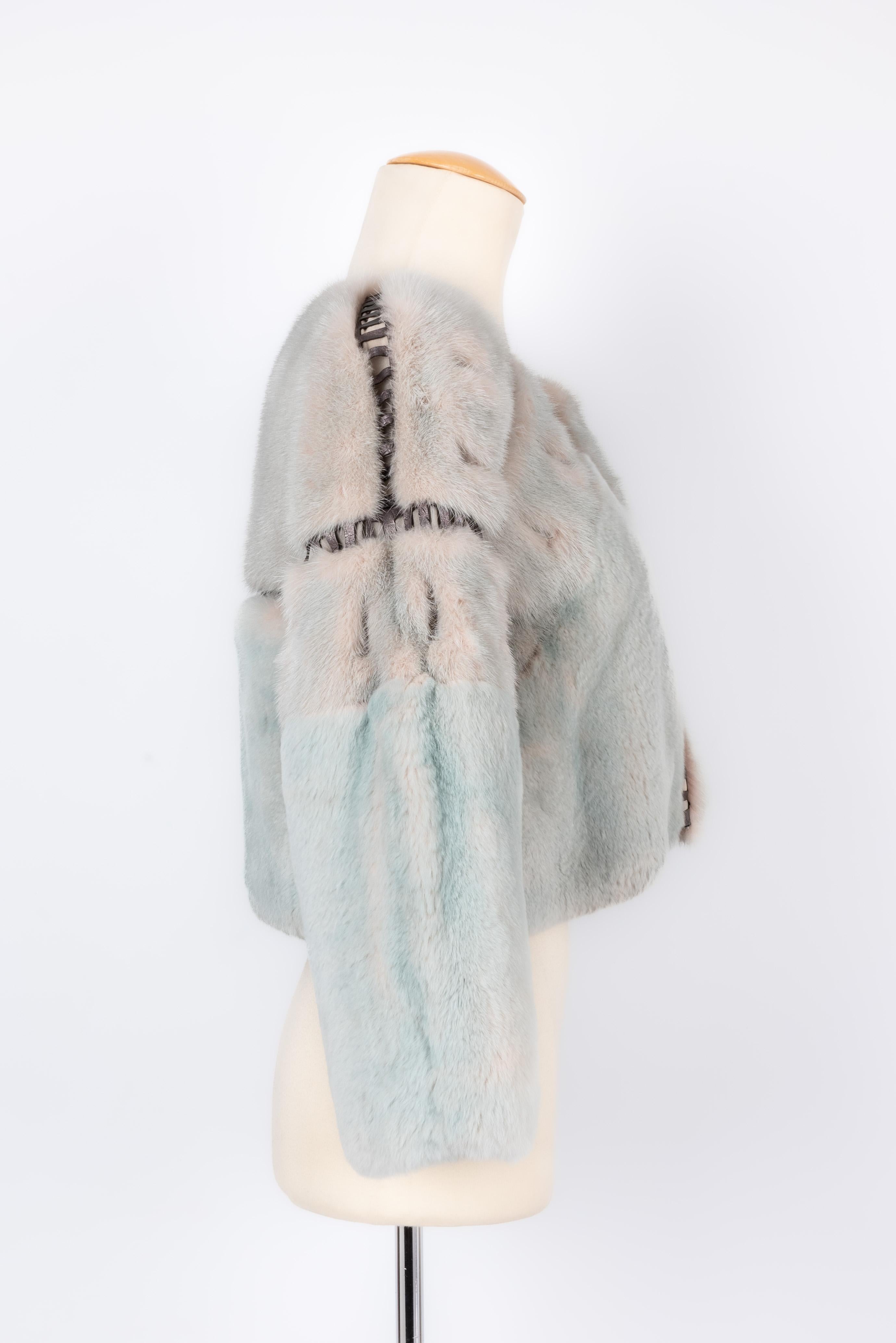 ROBERTO CAVALLI - (Made in Italy) Short jacket in shiny sky-blue mink and chinchilla interlaced with brown crocodile-style leather. No size indicated, it fits a 38FR.

Condition:
Very good condition

Dimensions:
Shoulder width: 43 cm - Sleeve