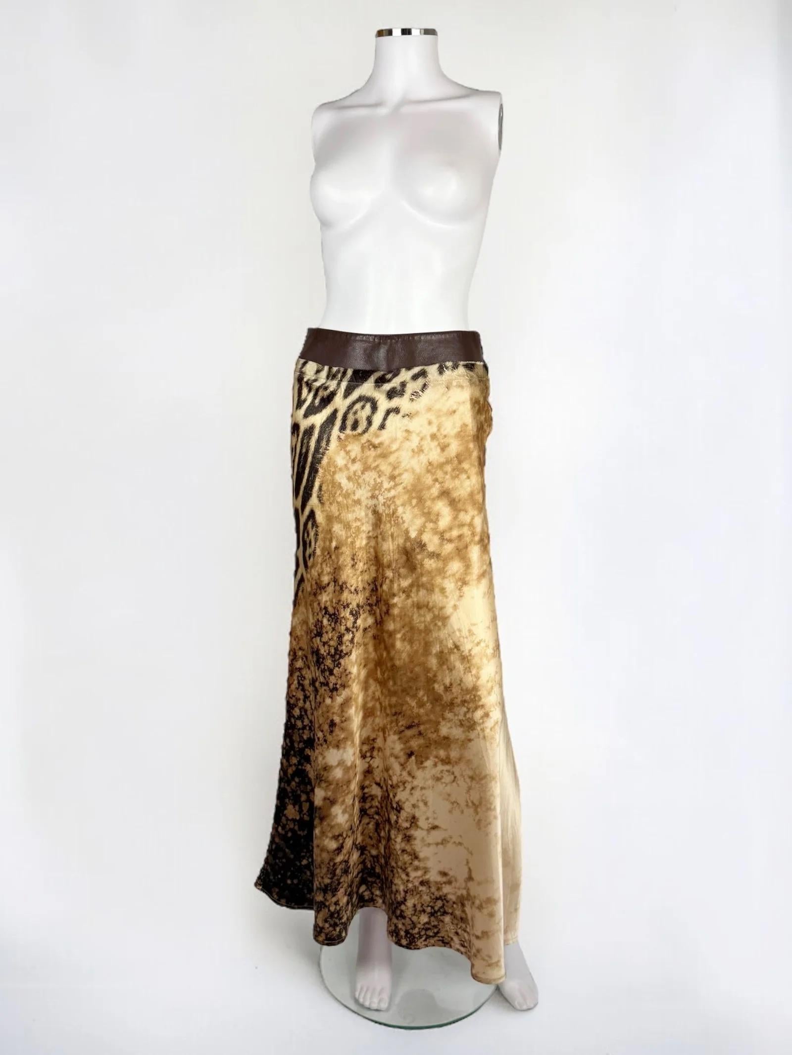 Jupe longue en soie et cuir à imprimé animalier Roberto Cavalli, printemps été 2002
Bracelet en cuir marron, fixé sur le côté par deux boutons-pression et une fermeture à glissière.
Bon état vintage
Taille : XS

Mesures
Taille : 28