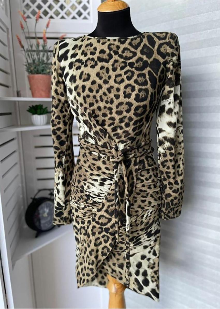  Roberto Cavalli


Animal print mini dress
Long sleeves
belted

Content: silk/elastane


Size is 40 - 4

Made in Italy


Pre-owned, excellent condition!

 100% authentic guarantee 

       PLEASE VISIT OUR STORE FOR MORE GREAT ITEMS 


os