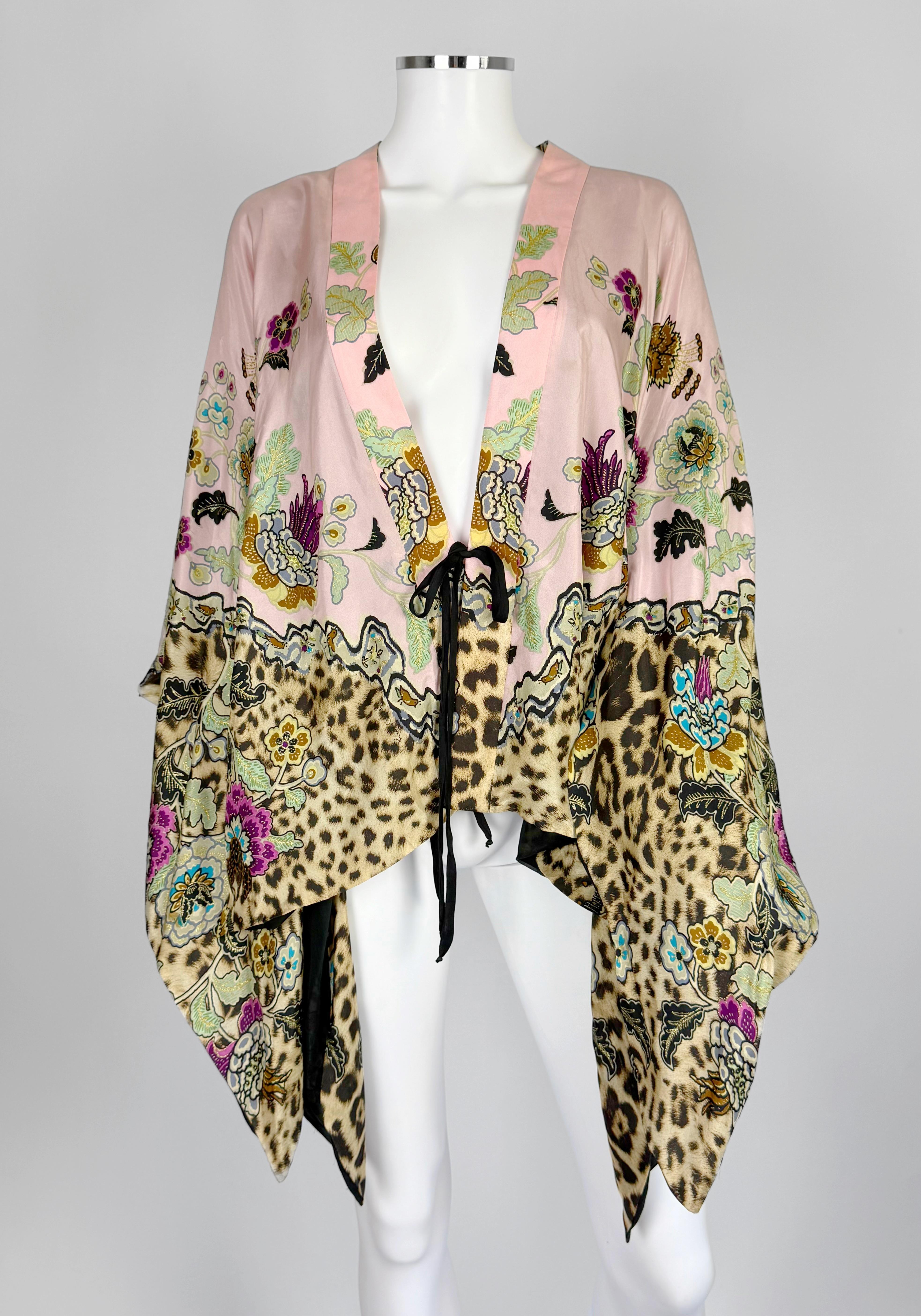 Roberto Cavalli, kimono in seta con stampa cineseria, primavera estate 2003
Una stampa innegabilmente iconica di una delle collezioni Cavalli più collezionate, caratterizzata da una base rosa baby con stampe leopardate e floreali. La passerella