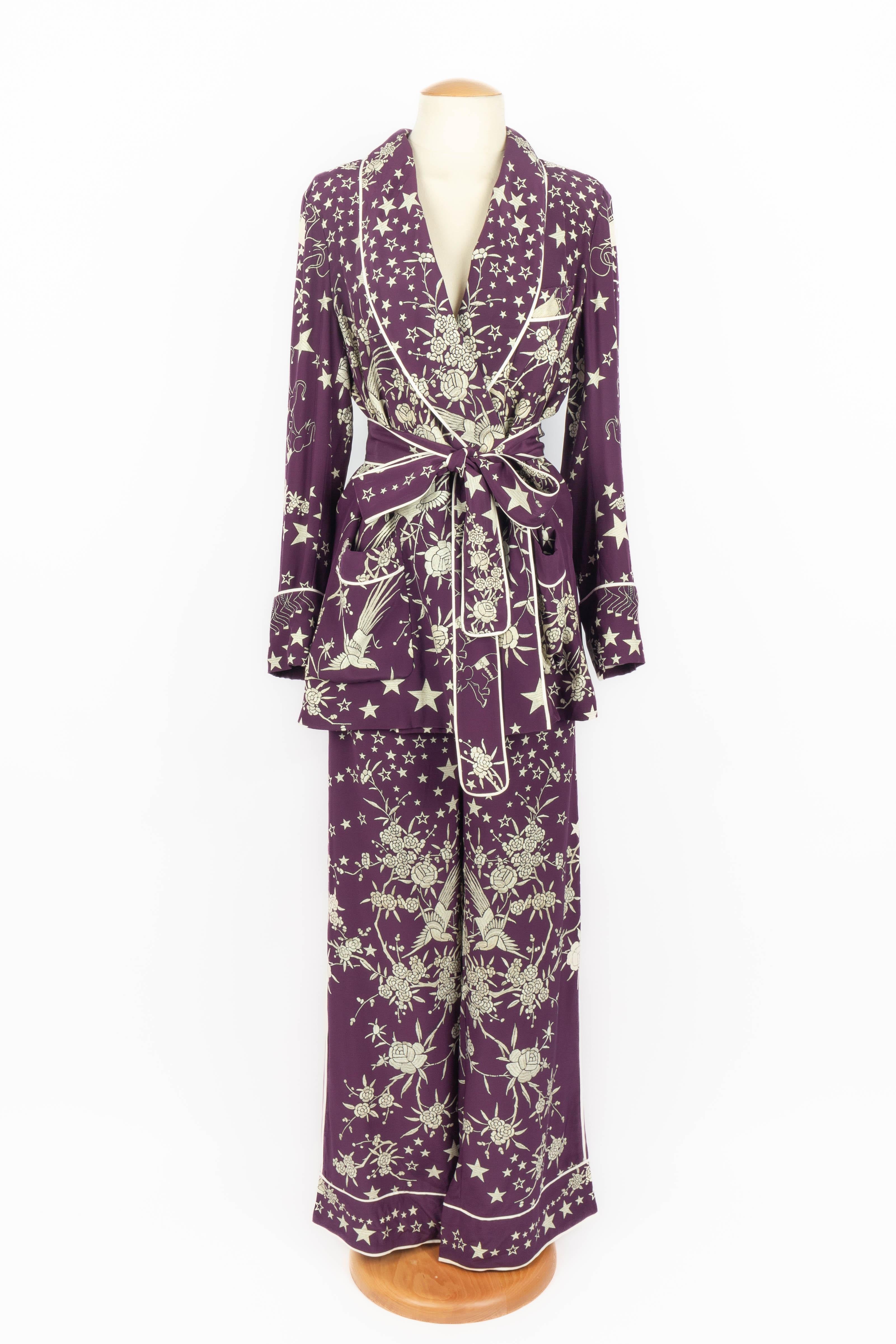 CAVALLI - (Made in Italy) Silk purple set with a white flower, bird, elephant, and star decoration, composed of a jacket and flowing trousers. Trousers with an elasticated waist. Size 42IT.

Condition:
Very good condition

Dimensions:
Jacket: