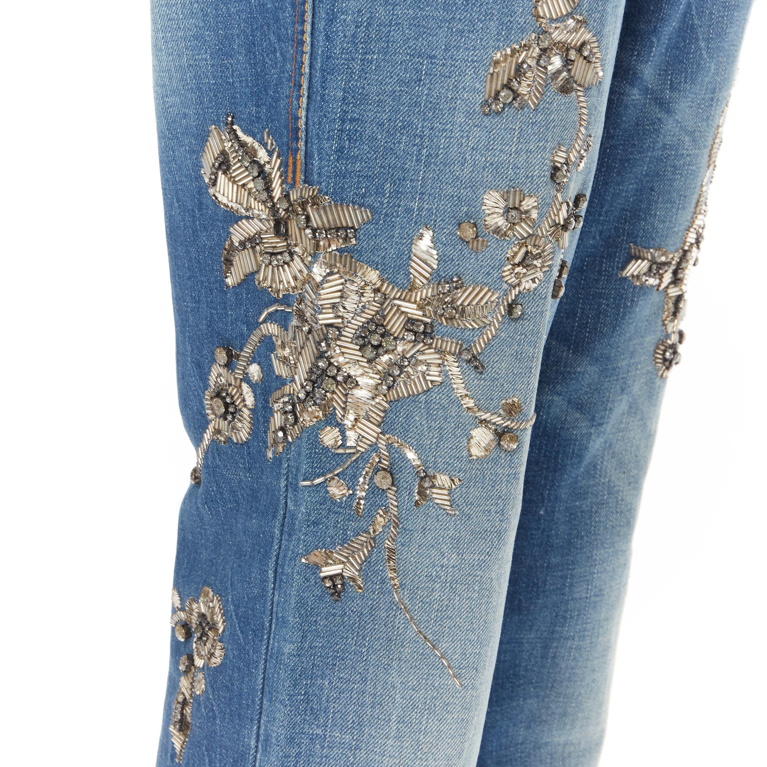 ROBERTO CAVALLI jeans boot cut impreziositi da perline d'argento e cristalli floreali IT42 M 
Riferimento: GIYG/A00029 
Marchio: Roberto Cavalli 
Materiale: Denim 
Colore: blu 
Modello: Floreale 
Chiusura: zip 
Dettaglio extra: Vita bassa.