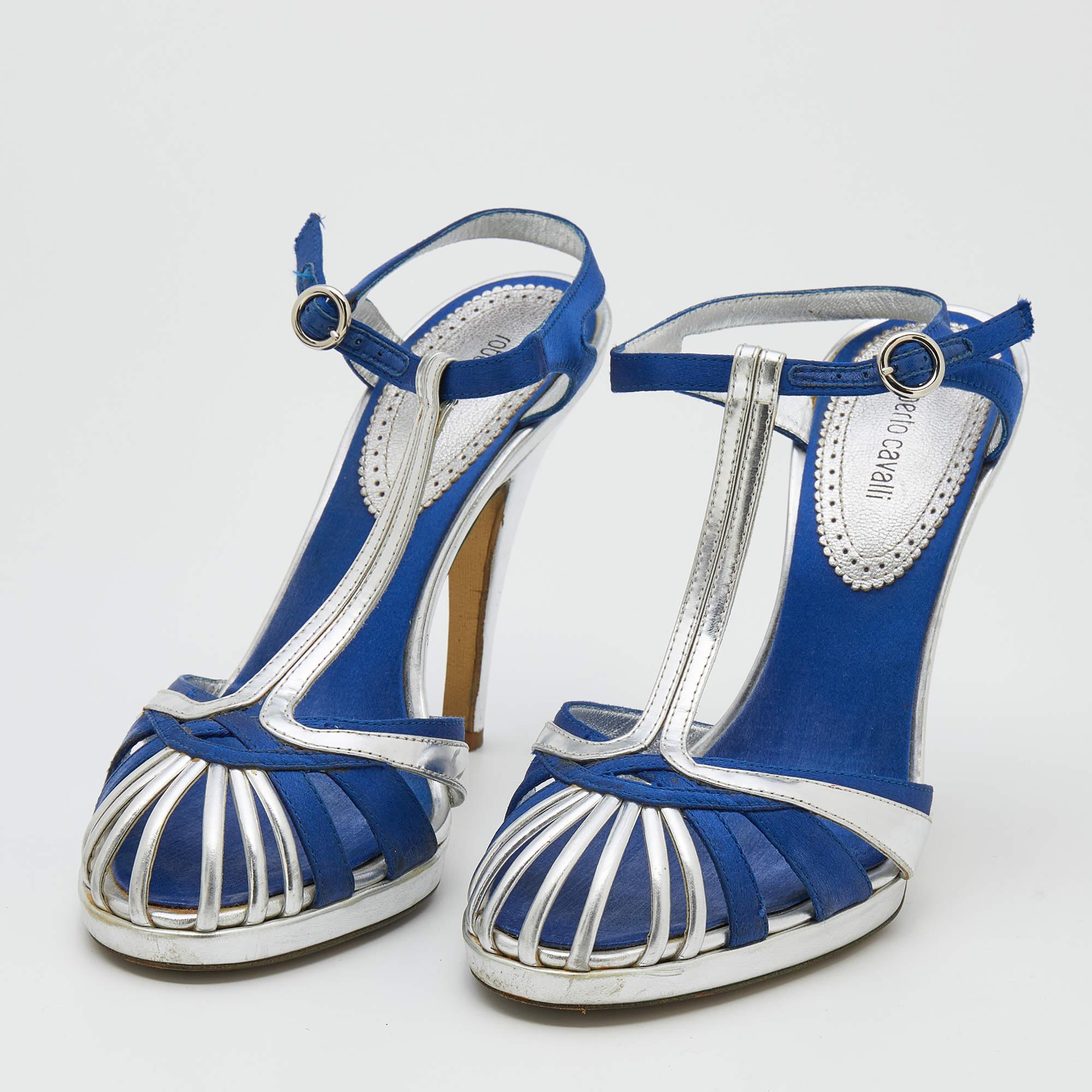 The Roberto Cavalli sandals are designed from luxurious materials for maximum comfort. They feature T-strap buckle fastening, brand-detailed insoles, and 11.5 cm heels. 