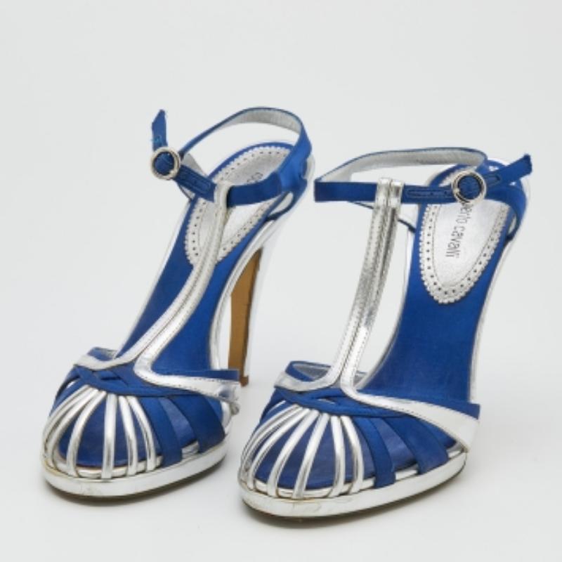 I sandali Roberto Cavalli sono realizzati con materiali lussuosi per il massimo comfort. Presentano una chiusura con fibbia a T, solette con dettagli del marchio e tacco di 11,5 cm.