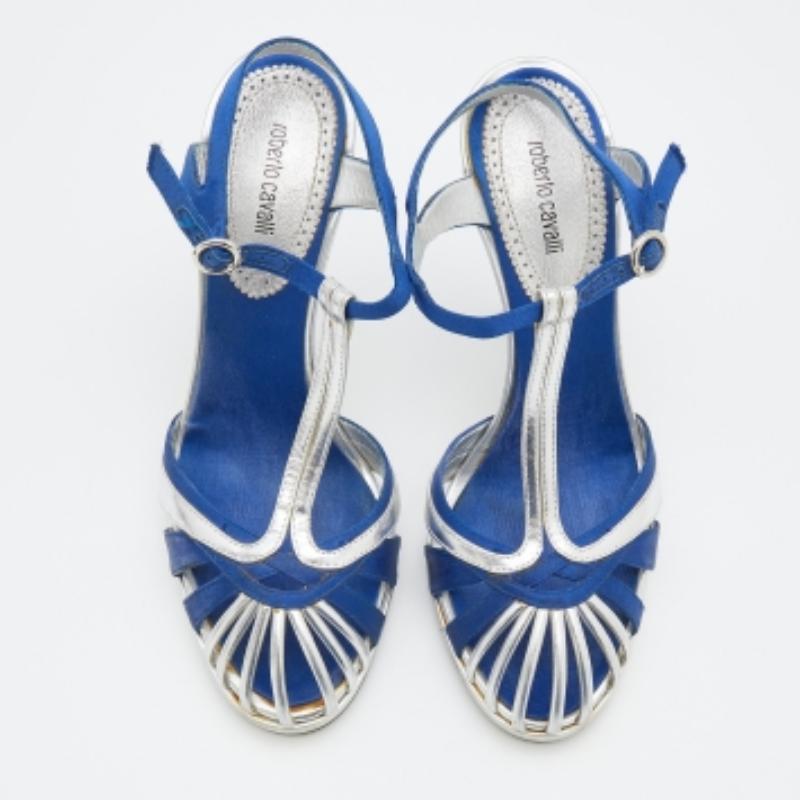 Grigio Roberto Cavalli Sandali a T in pelle e raso argento/blu misura 36 in vendita