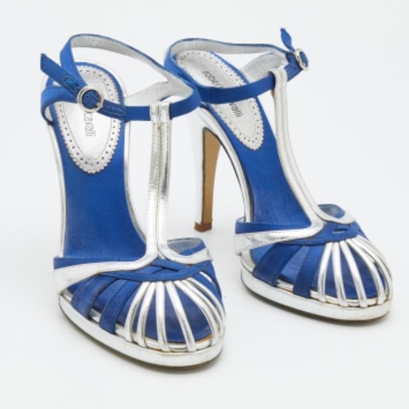 Roberto Cavalli Sandali a T in pelle e raso argento/blu misura 36 In condizioni discrete in vendita a Dubai, Al Qouz 2