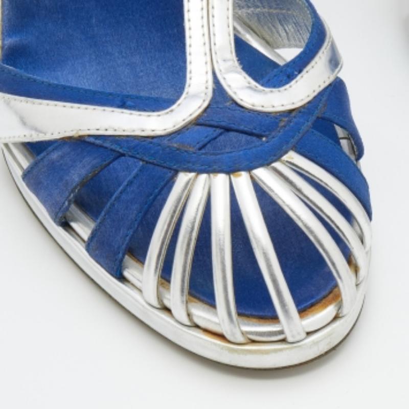 Donna Roberto Cavalli Sandali a T in pelle e raso argento/blu misura 36 in vendita