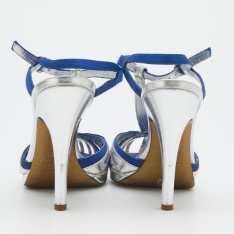 Roberto Cavalli Sandali a T in pelle e raso argento/blu misura 36 in vendita 1