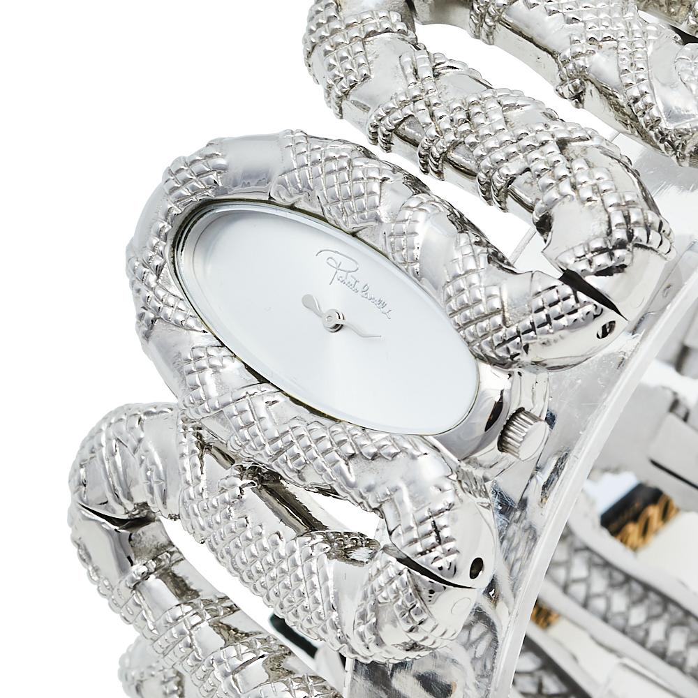 Questo orologio da polso Cleopatra di Roberto Cavalli non è solo uno strumento per leggere l'ora, ma è più simile a un gioiello. Presenta un corpo in acciaio inossidabile con un elegante quadrante ovale e un diametro della cassa di 40 mm. Alimentato
