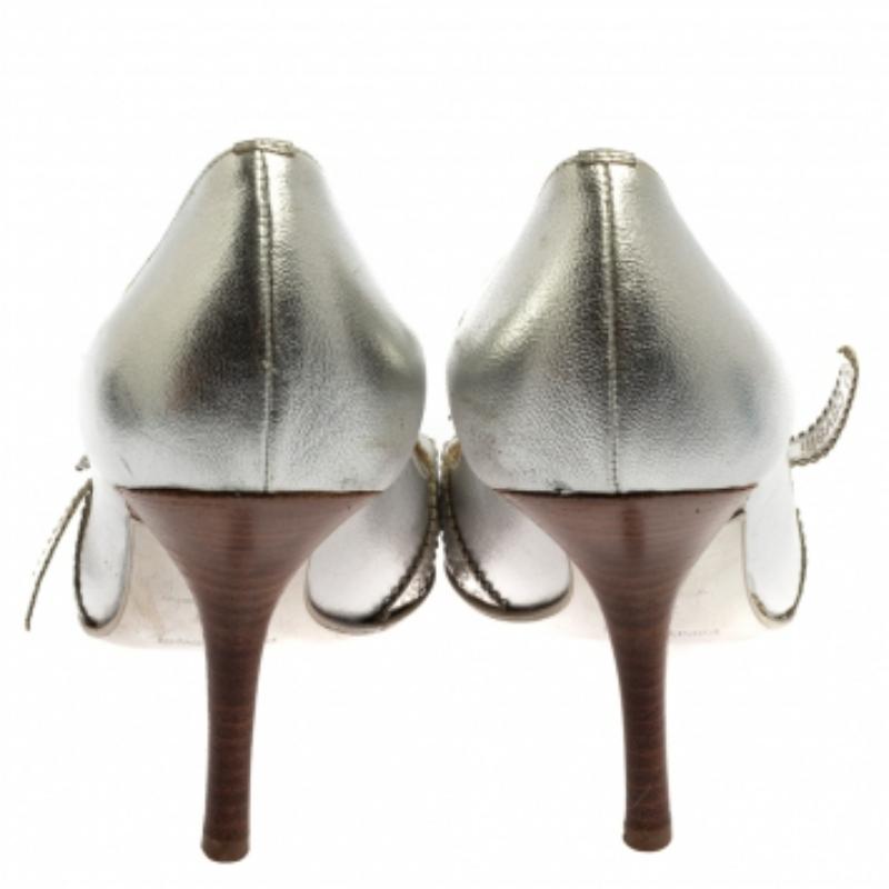Roberto Cavalli Silver Leather Slip On Pointed Toe Pumps Size 38 In Fair Condition For Sale In Dubai, Al Qouz 2