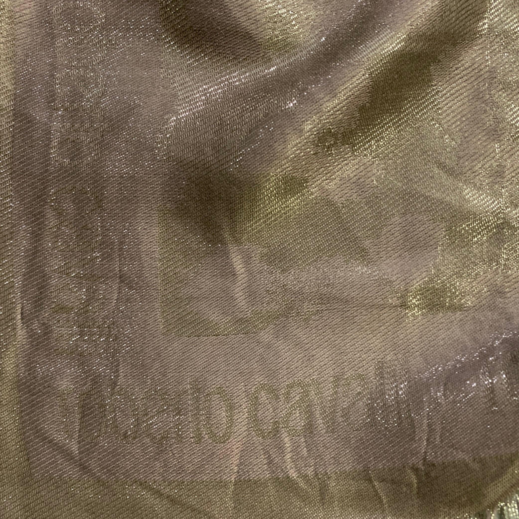Scialle di Roberto Cavalli
in tessuto jacquard in misto modal color argento e verde oliva con motivo marmorizzato e bordo con logo e frange a bordo vivo. Made in Italy.Ottime condizioni di usato. Lievi segni di usura sulla frangia. 

Misure: 
  70 x
