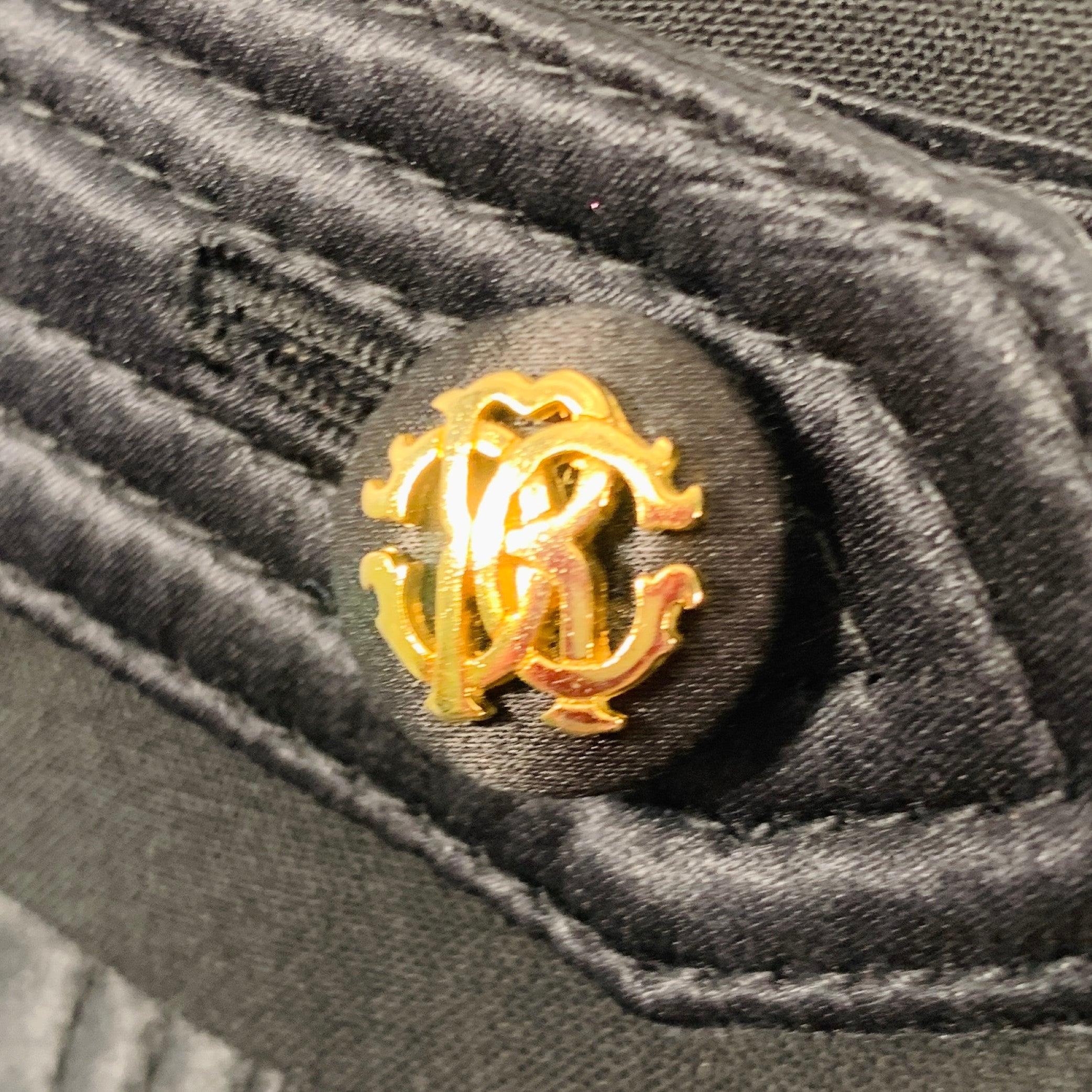 Gonna di Roberto Cavalli
in misto lana nera elasticizzata, con stile a matita, rifiniture in raso con bottoni con logo dorati e chiusura con cerniera posteriore. Made in Italy. Eccellente condizione di usato. 

Contrassegnato:   IT 46 

Misure: 
 