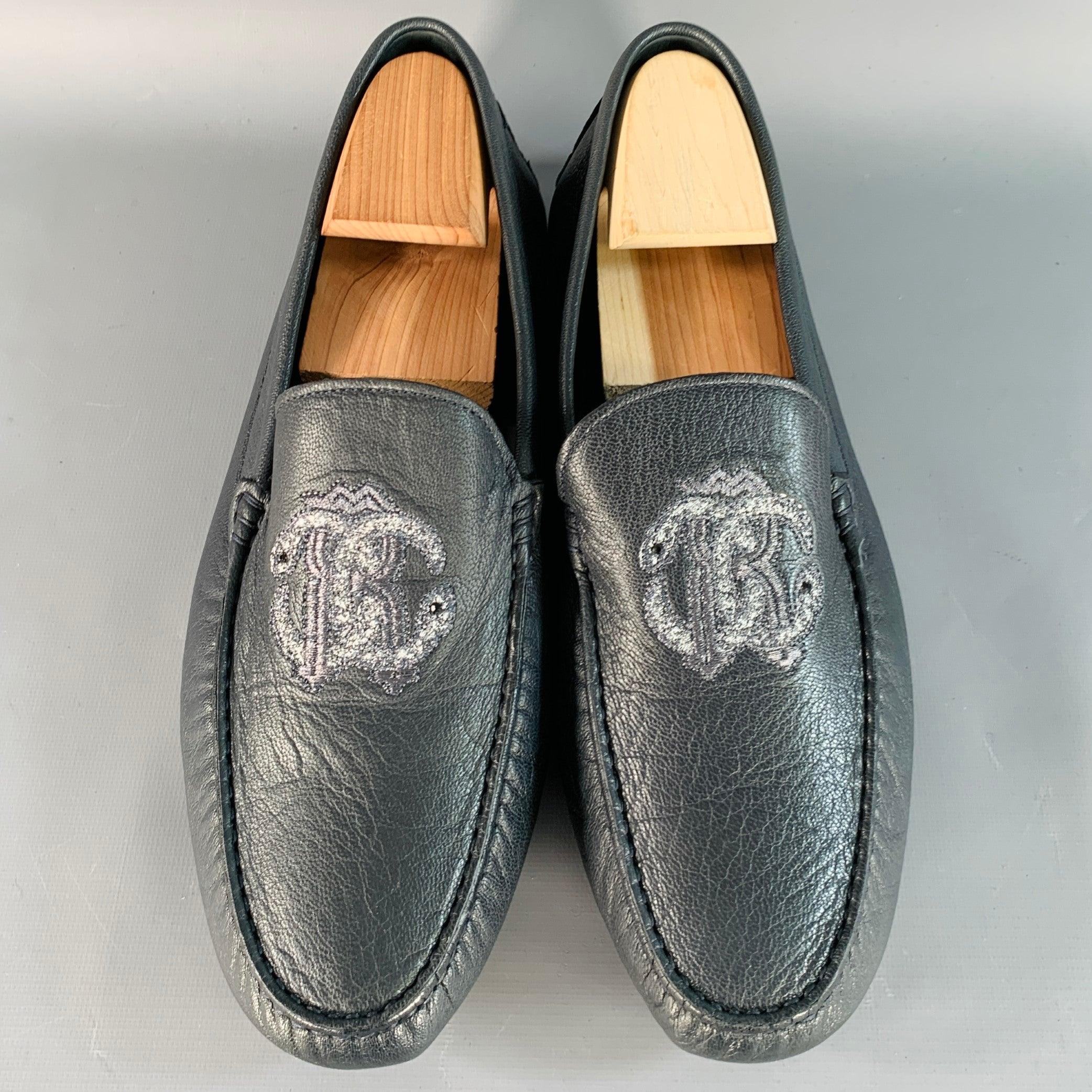 ROBERTO Cavalli Size 11.5 Navy Silver Logo Embroidery Leather Drivers Loafers Excellent état - En vente à San Francisco, CA
