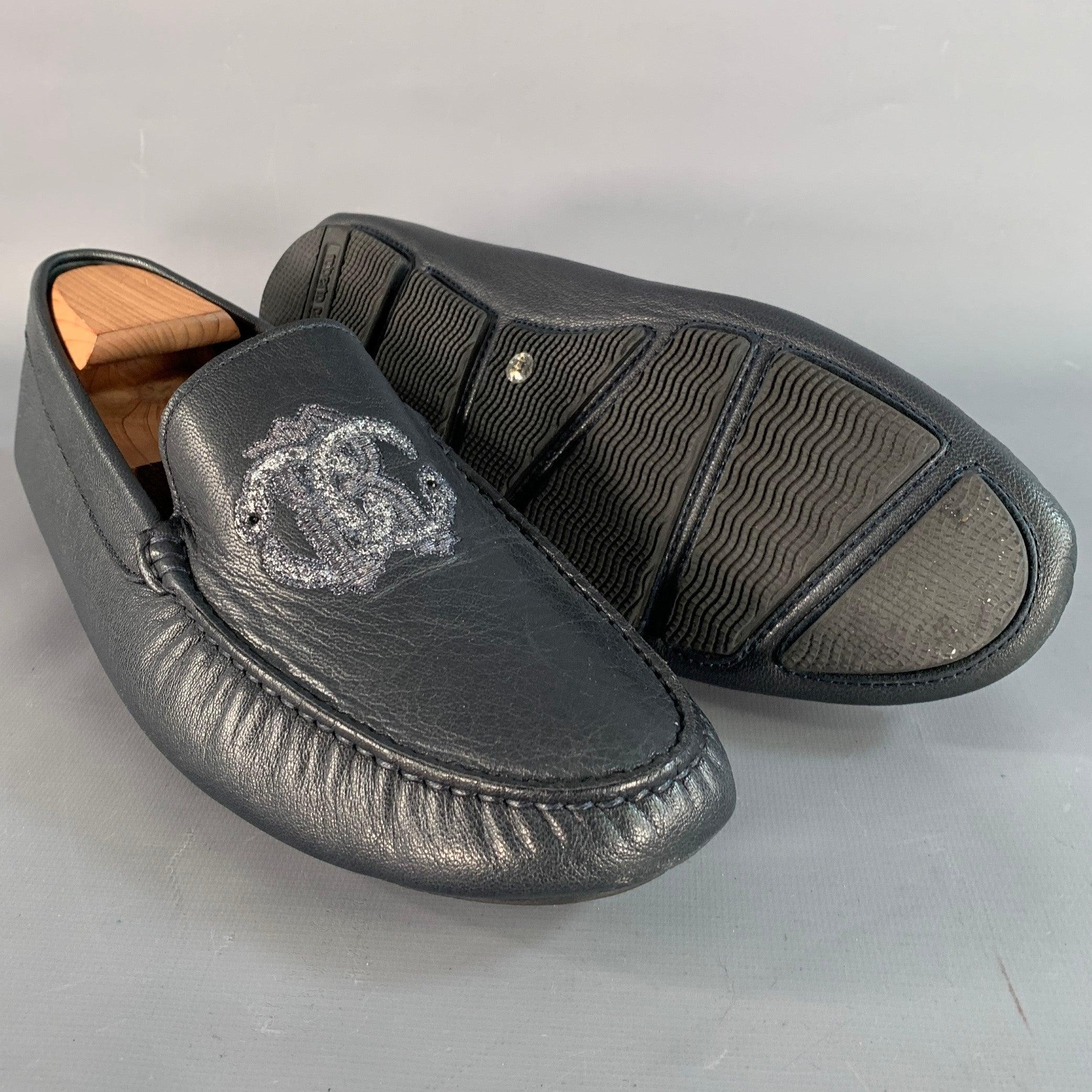 ROBERTO Cavalli Size 11.5 Navy Silver Logo Embroidery Leather Drivers Loafers Pour hommes en vente